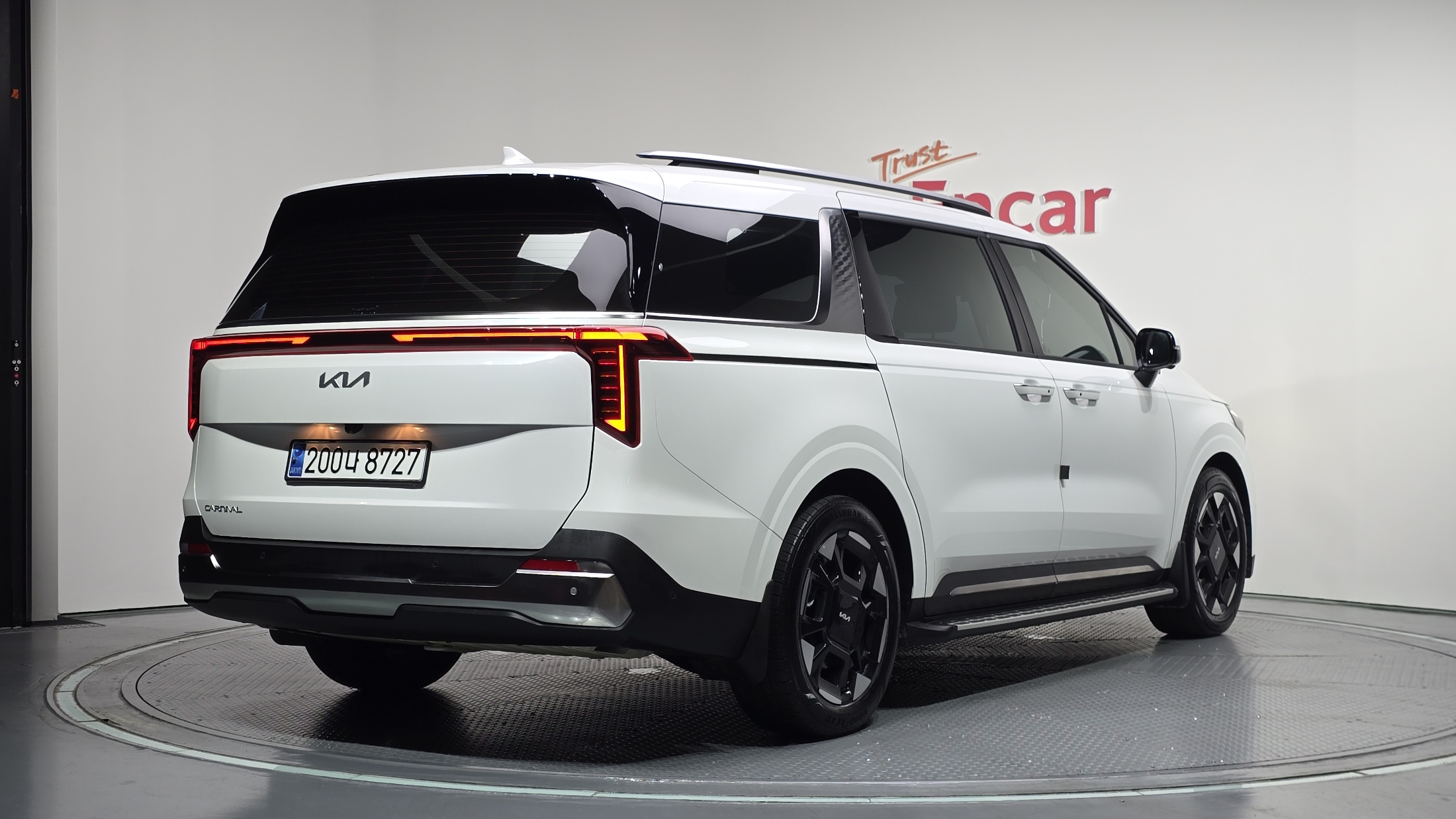 KIA CARNIVAL photo 2