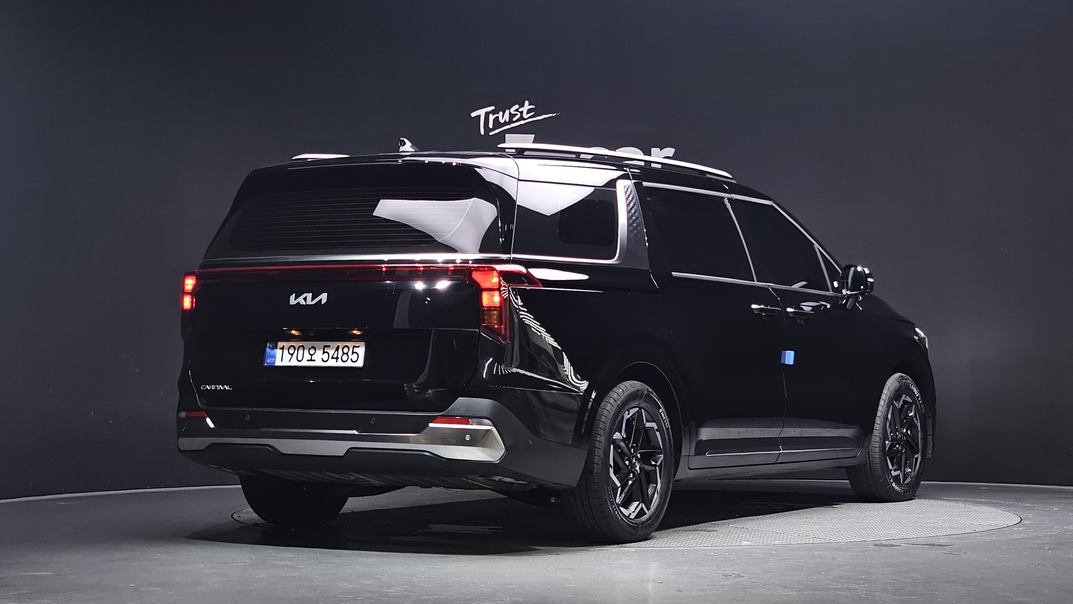 KIA CARNIVAL photo 2