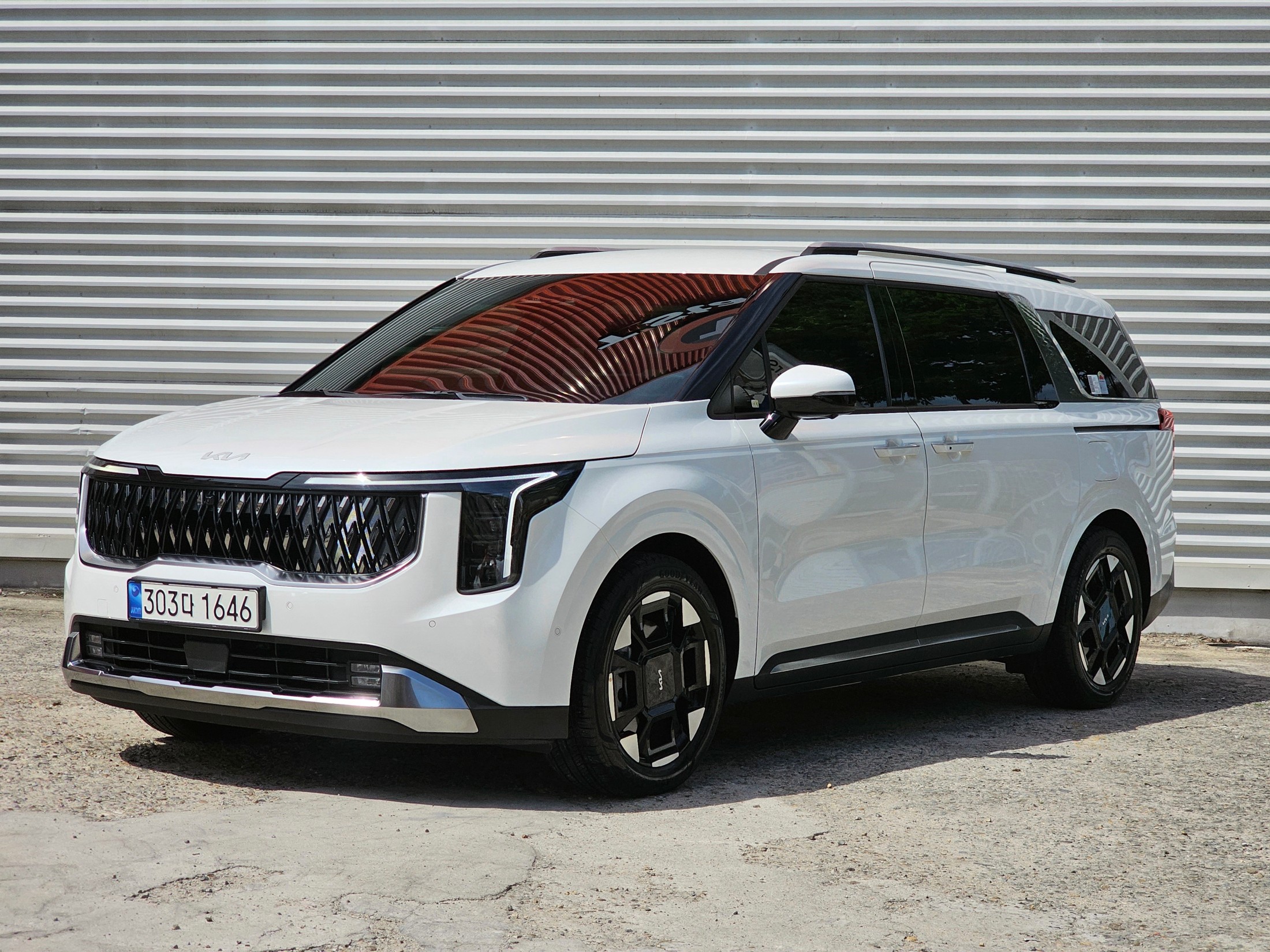 KIA CARNIVAL photo 3