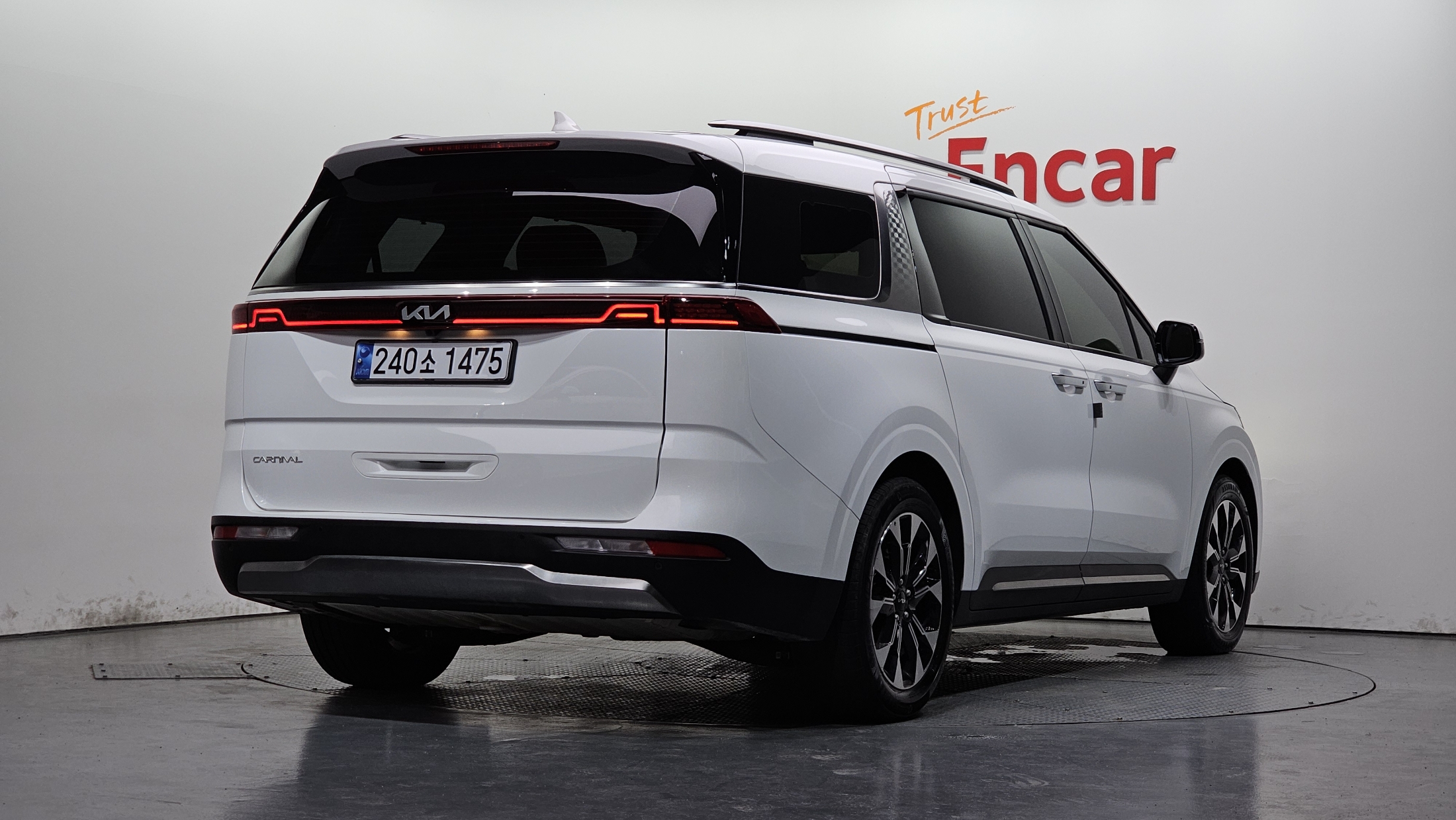 KIA CARNIVAL photo 2