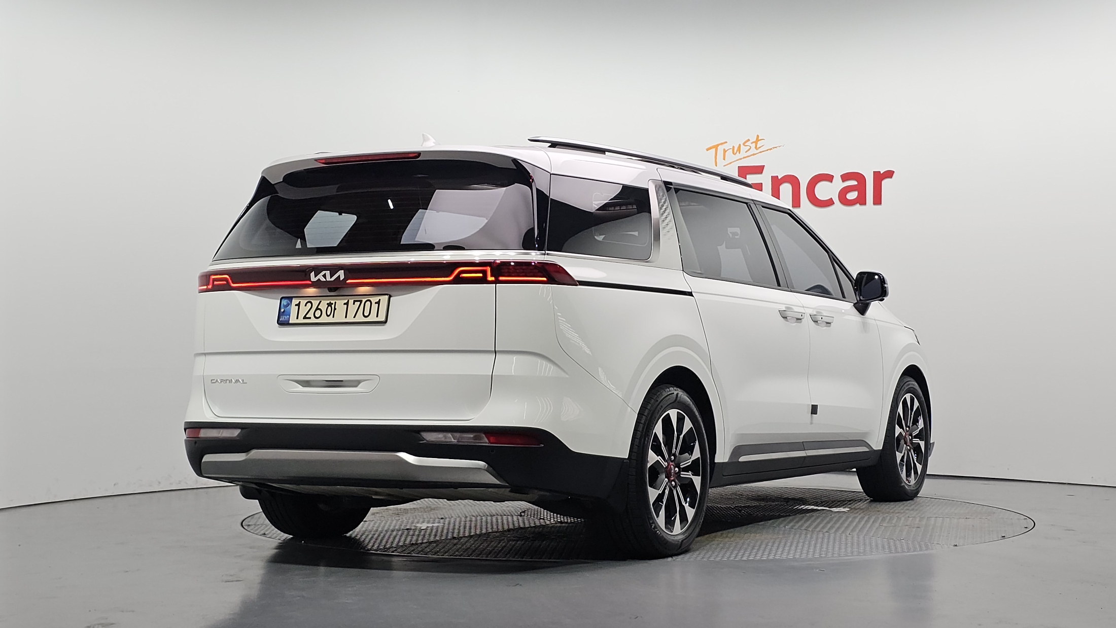 KIA CARNIVAL photo 2