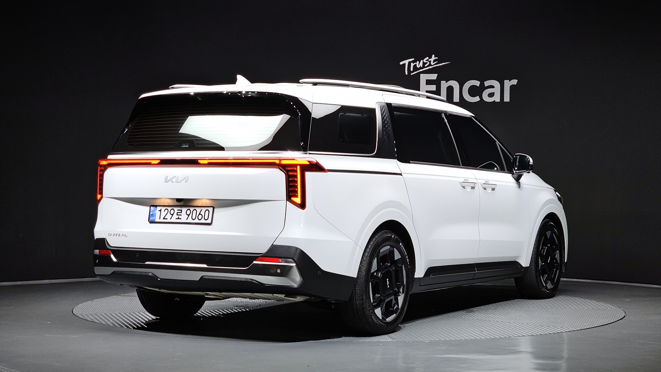 KIA CARNIVAL photo 2
