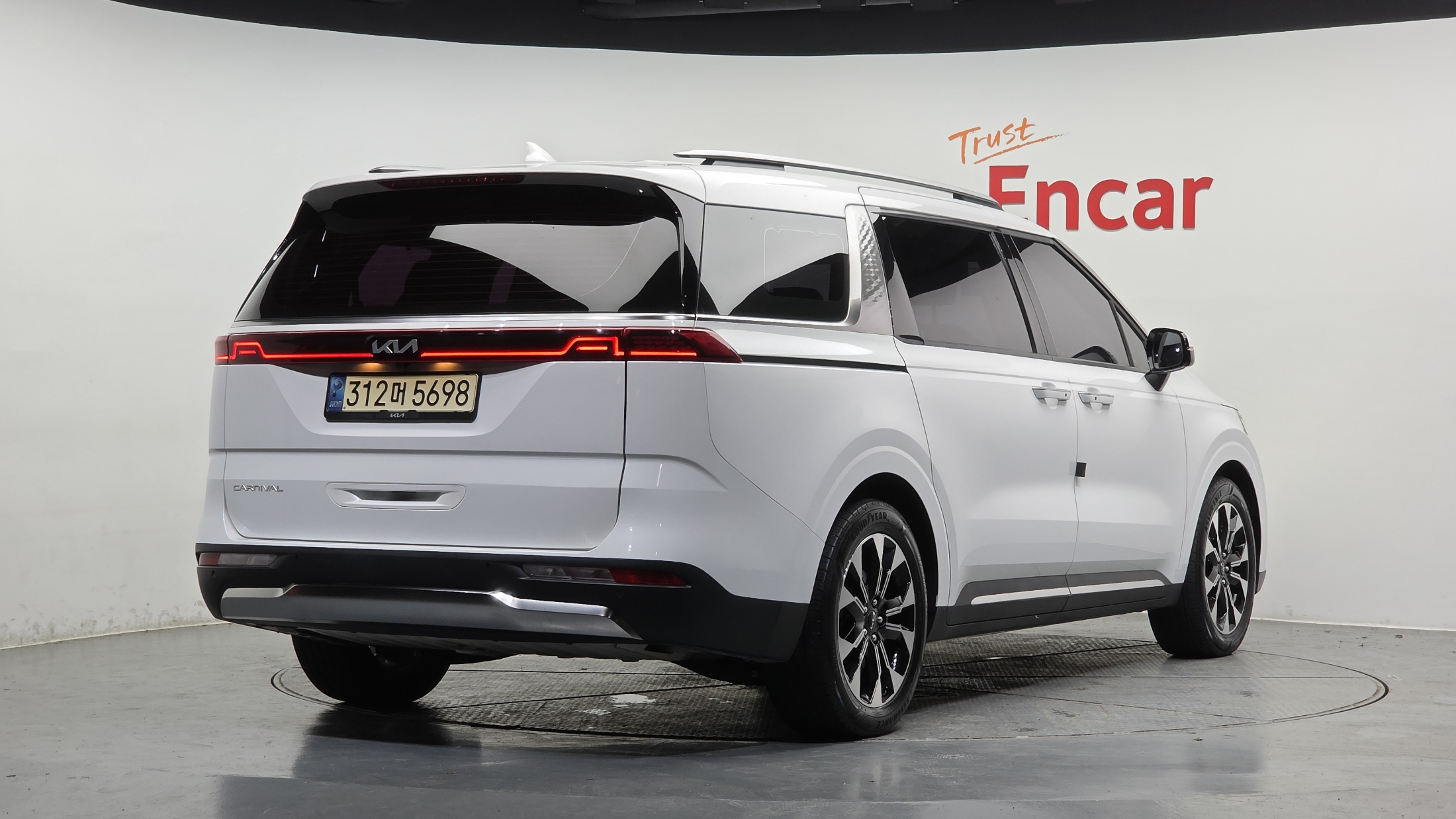 KIA CARNIVAL photo 2
