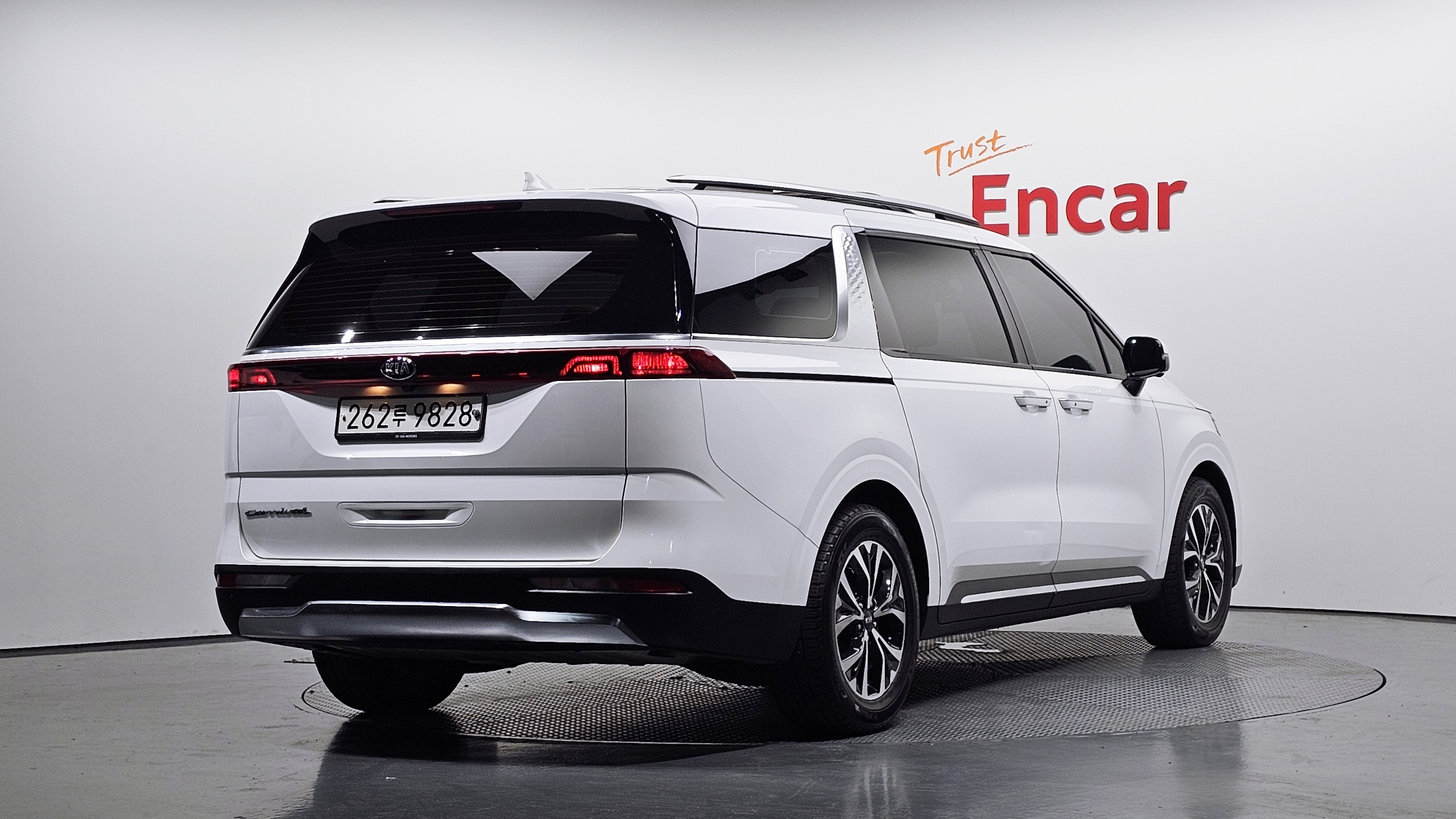 KIA CARNIVAL photo 3