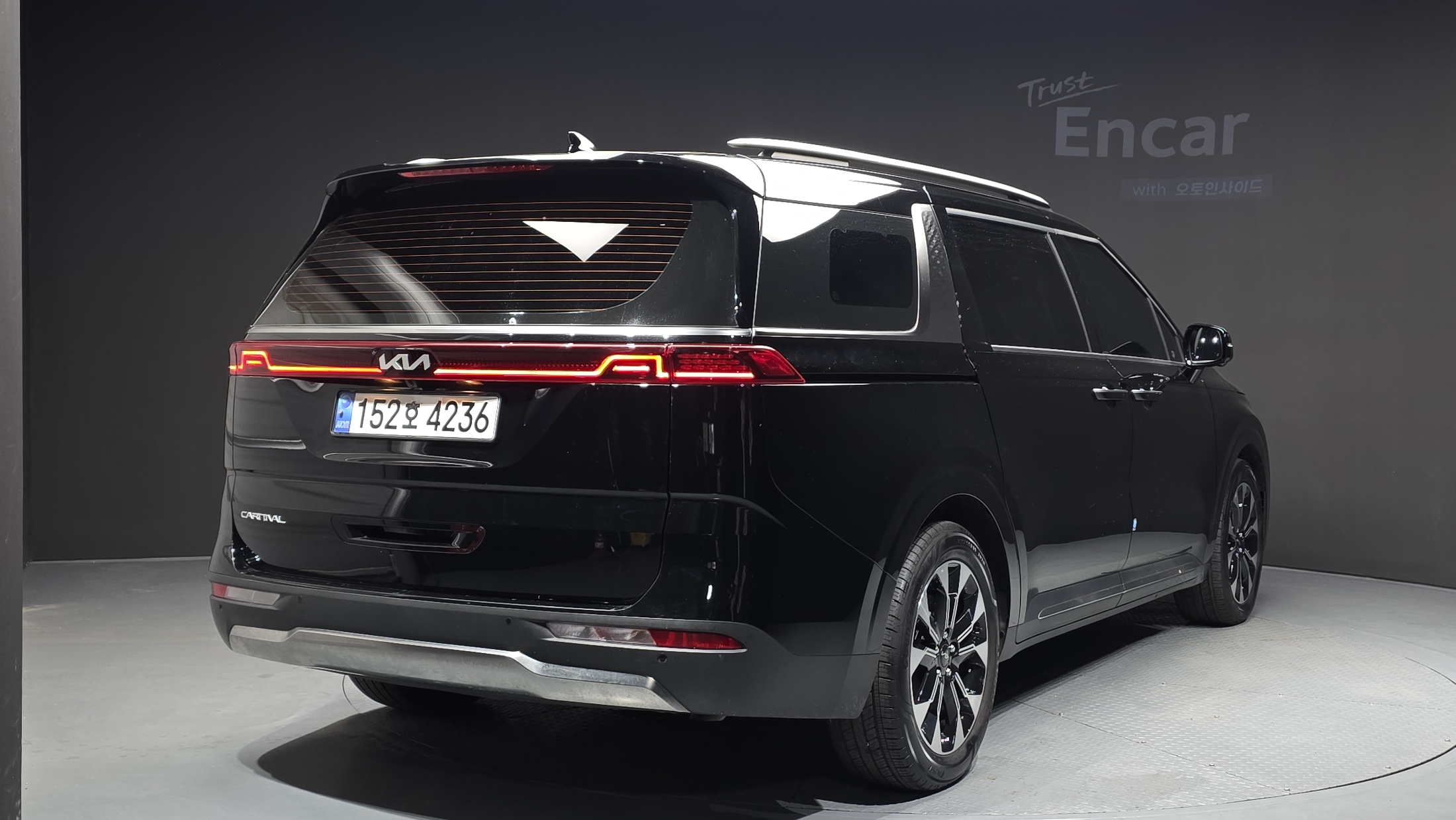 KIA CARNIVAL photo 2