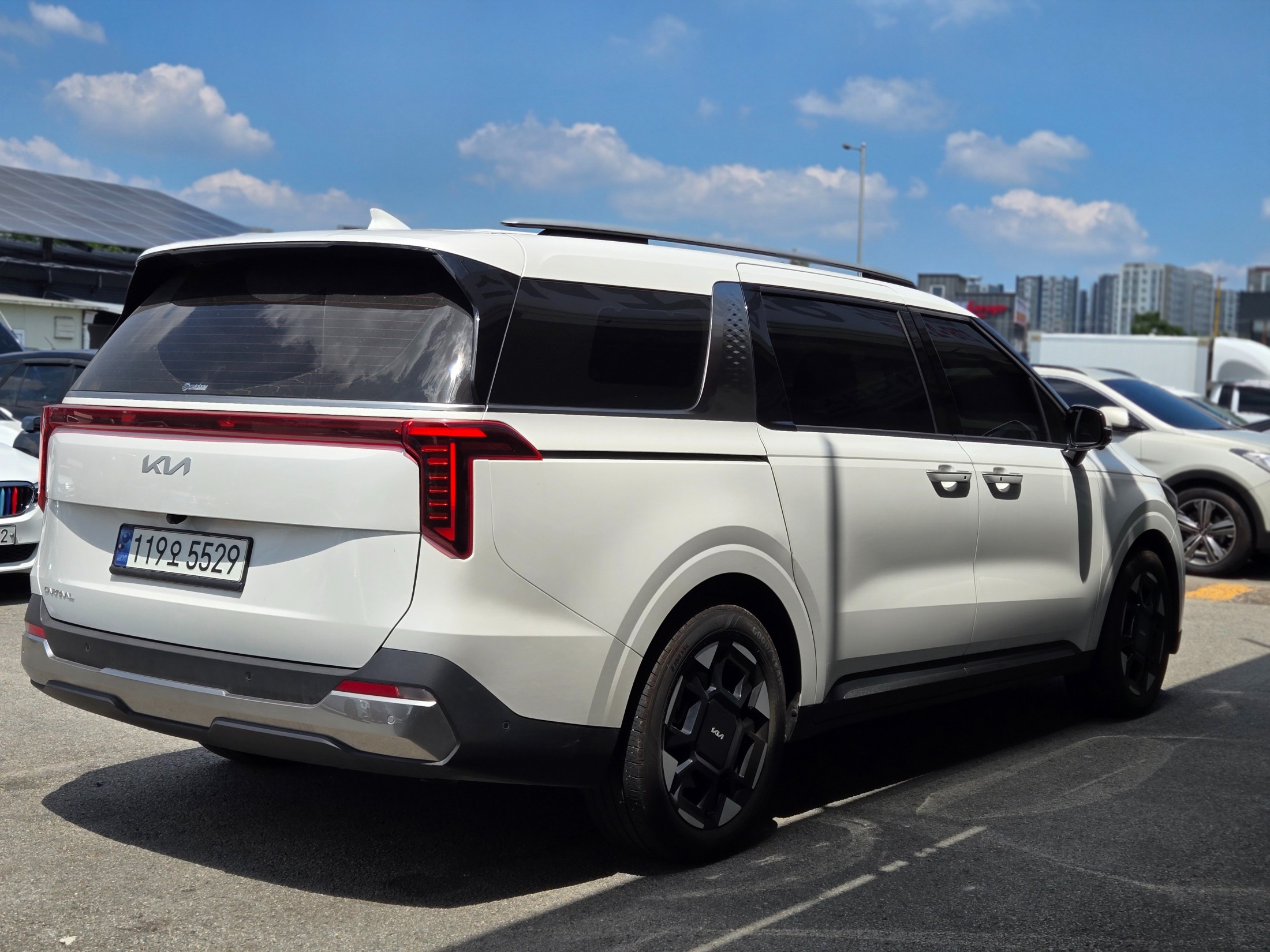 KIA CARNIVAL photo 3