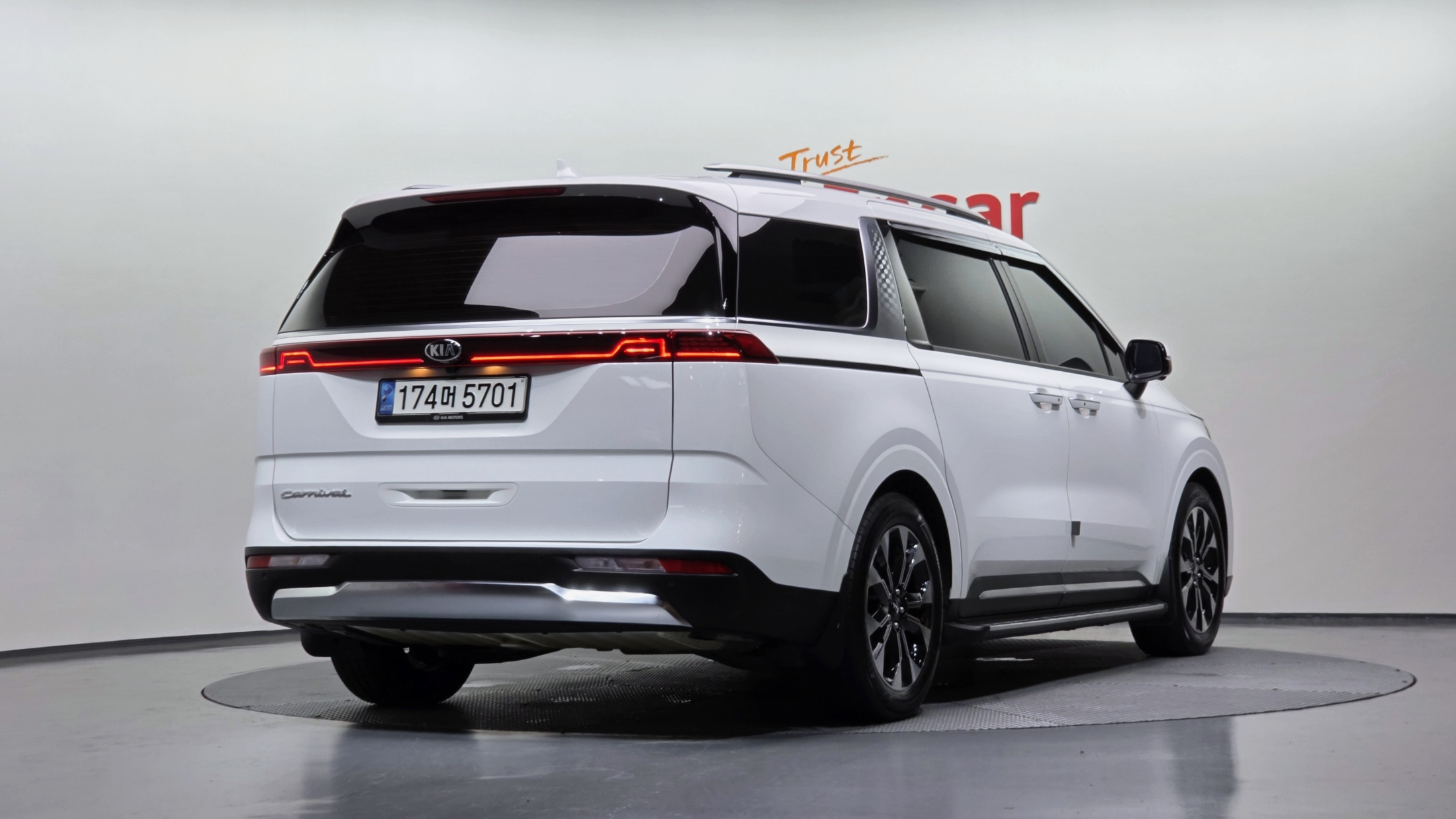 KIA CARNIVAL photo 2