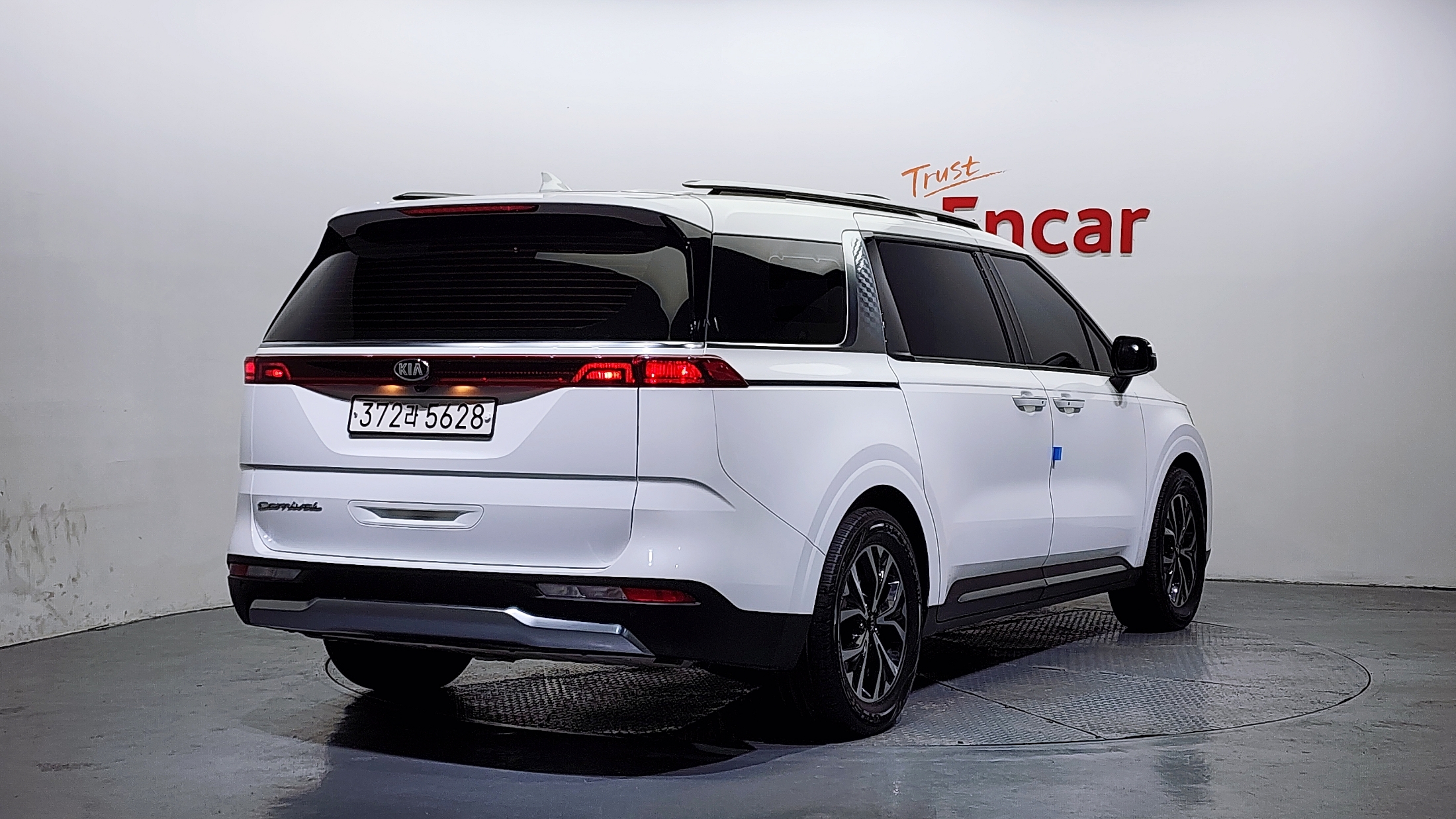 KIA CARNIVAL photo 2