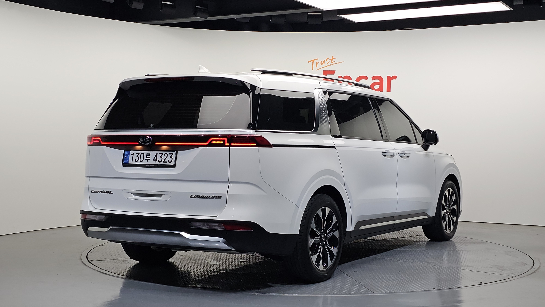 KIA CARNIVAL photo 2