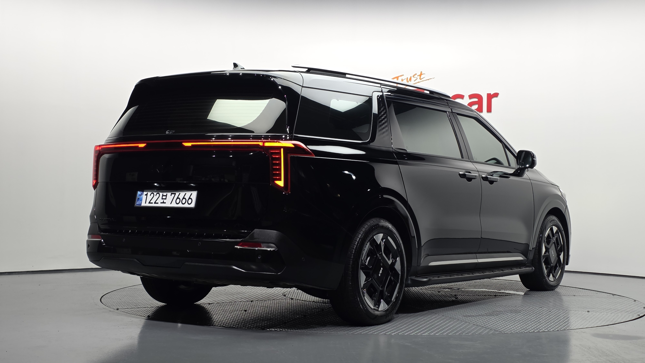 KIA CARNIVAL photo 2