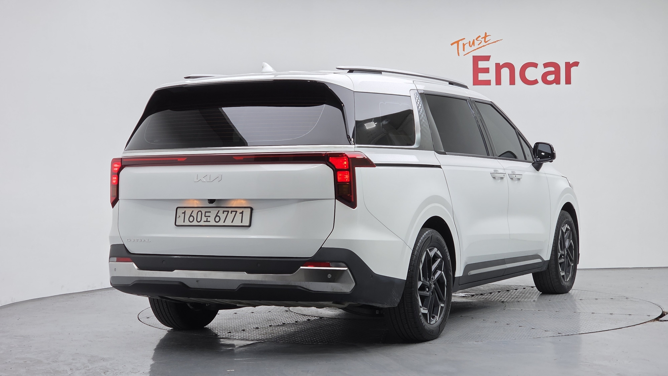 KIA CARNIVAL photo 2