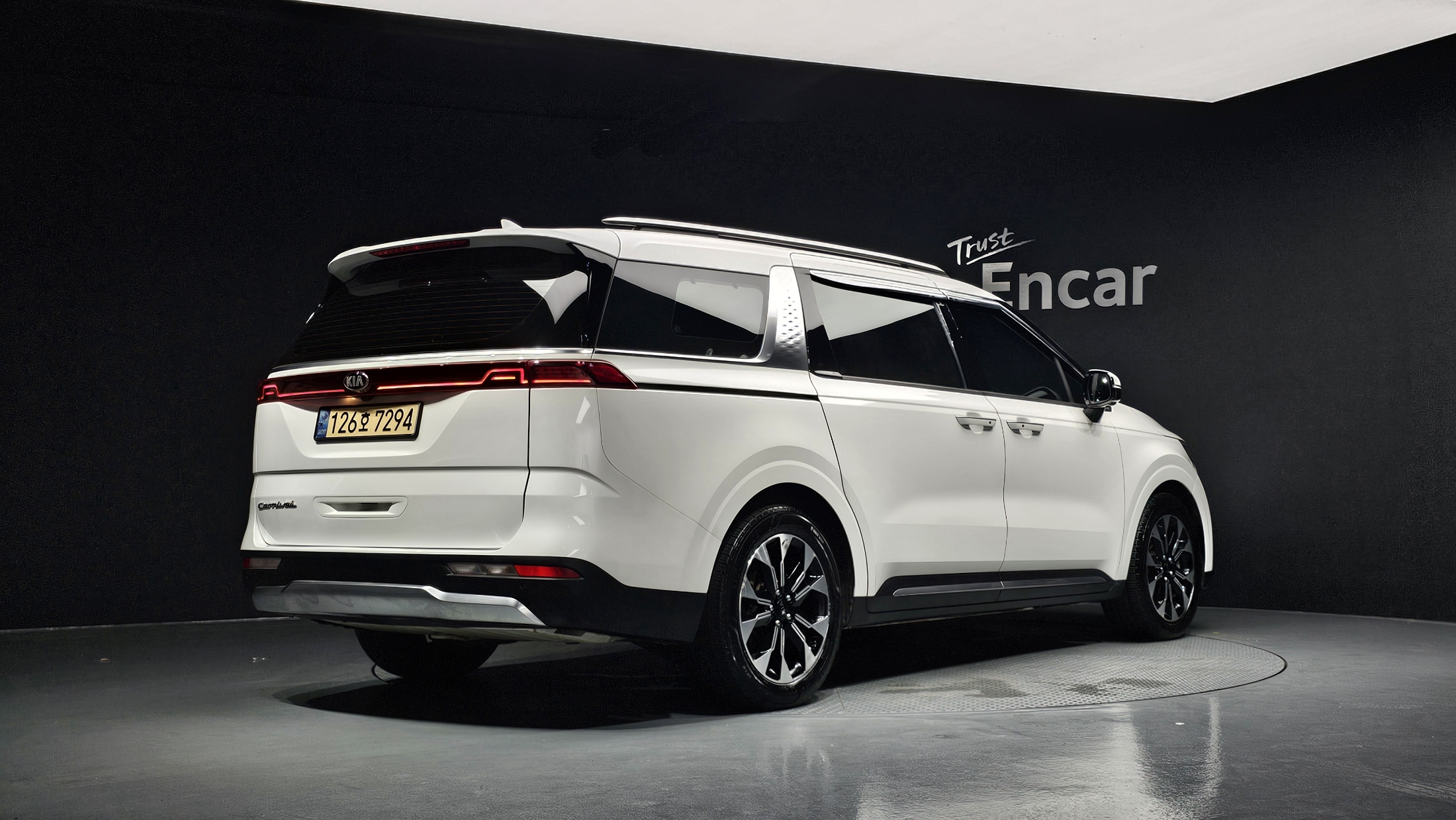 KIA CARNIVAL photo 2