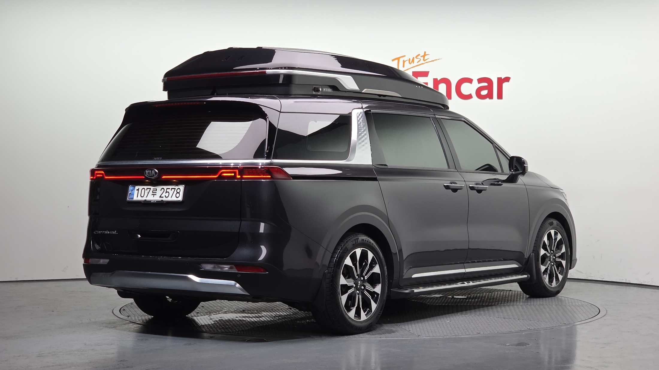 KIA CARNIVAL photo 2