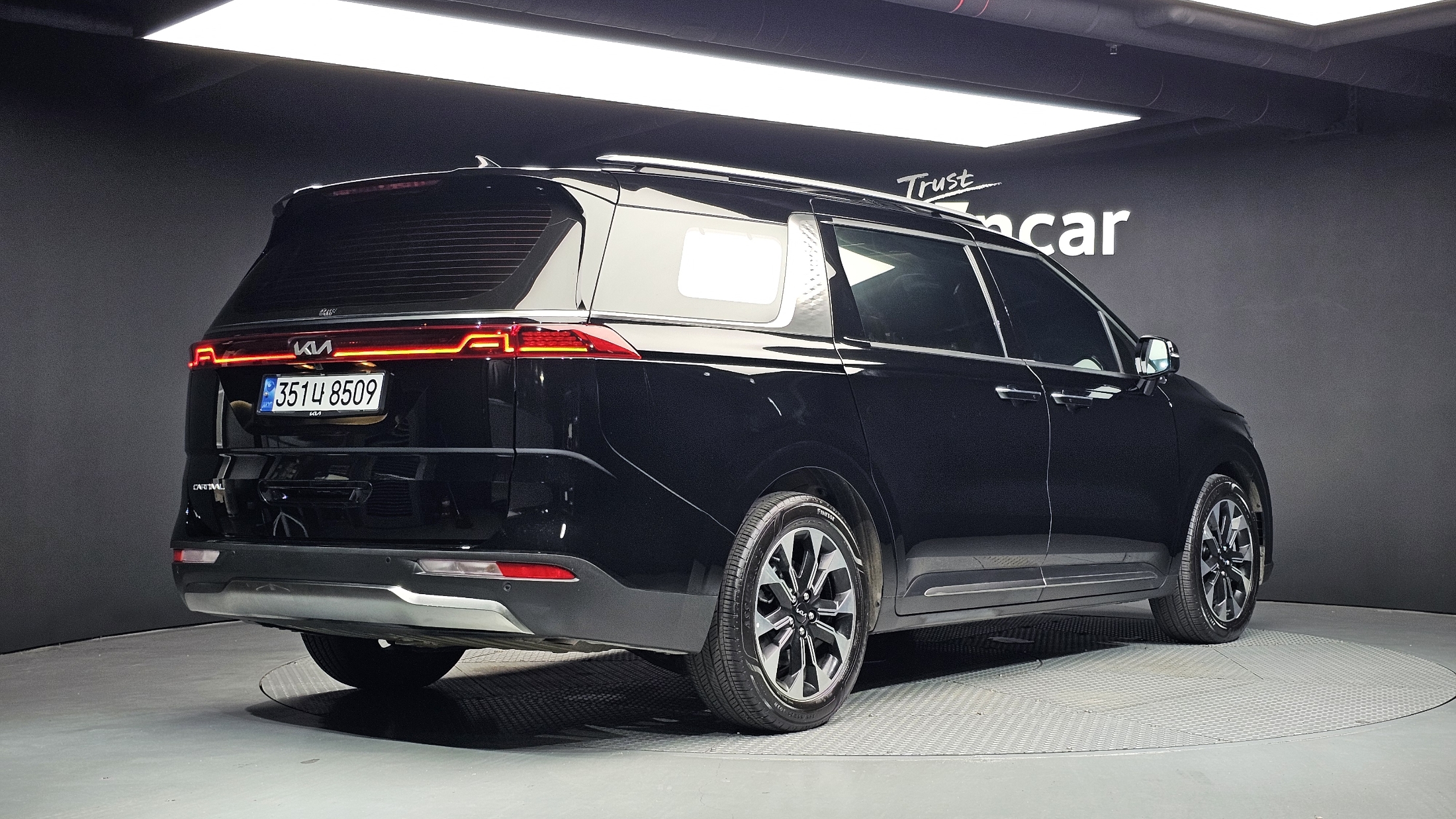 KIA CARNIVAL photo 3