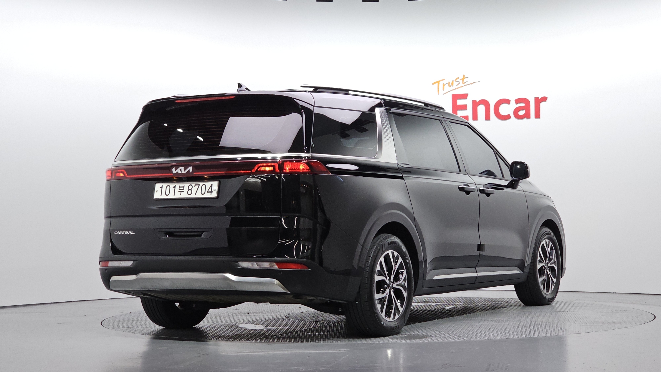 KIA CARNIVAL photo 2
