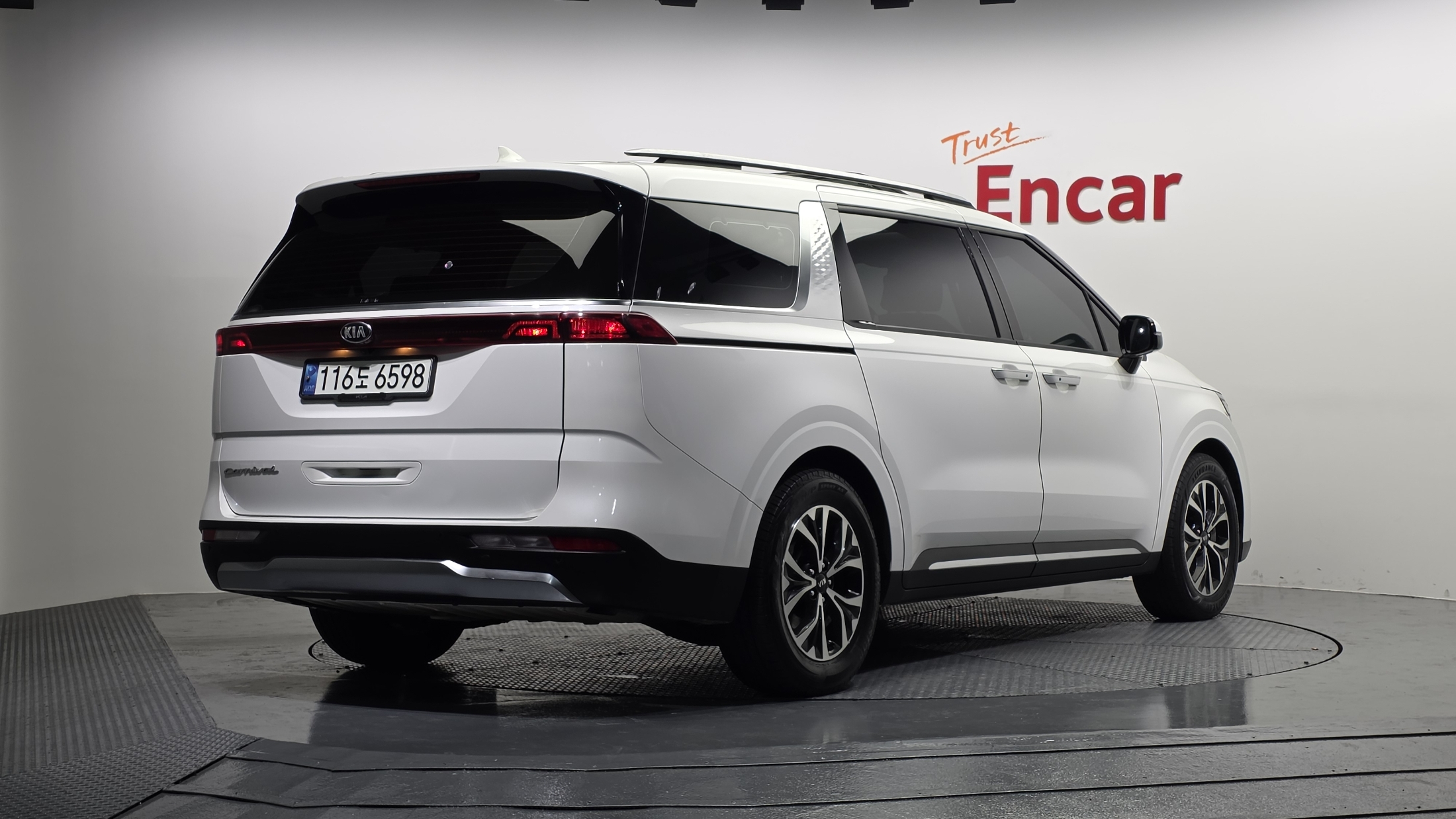 KIA CARNIVAL photo 3