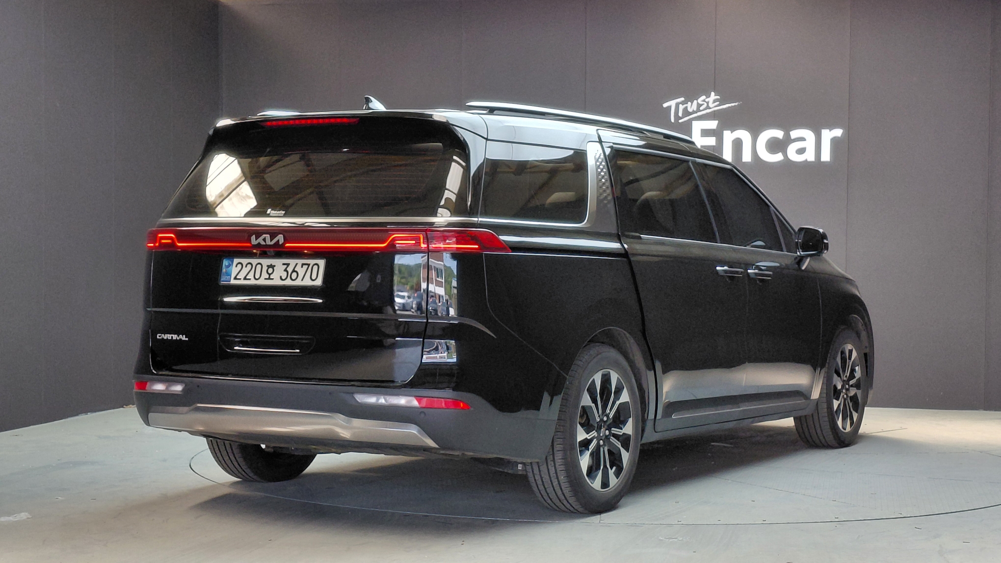 KIA CARNIVAL photo 2