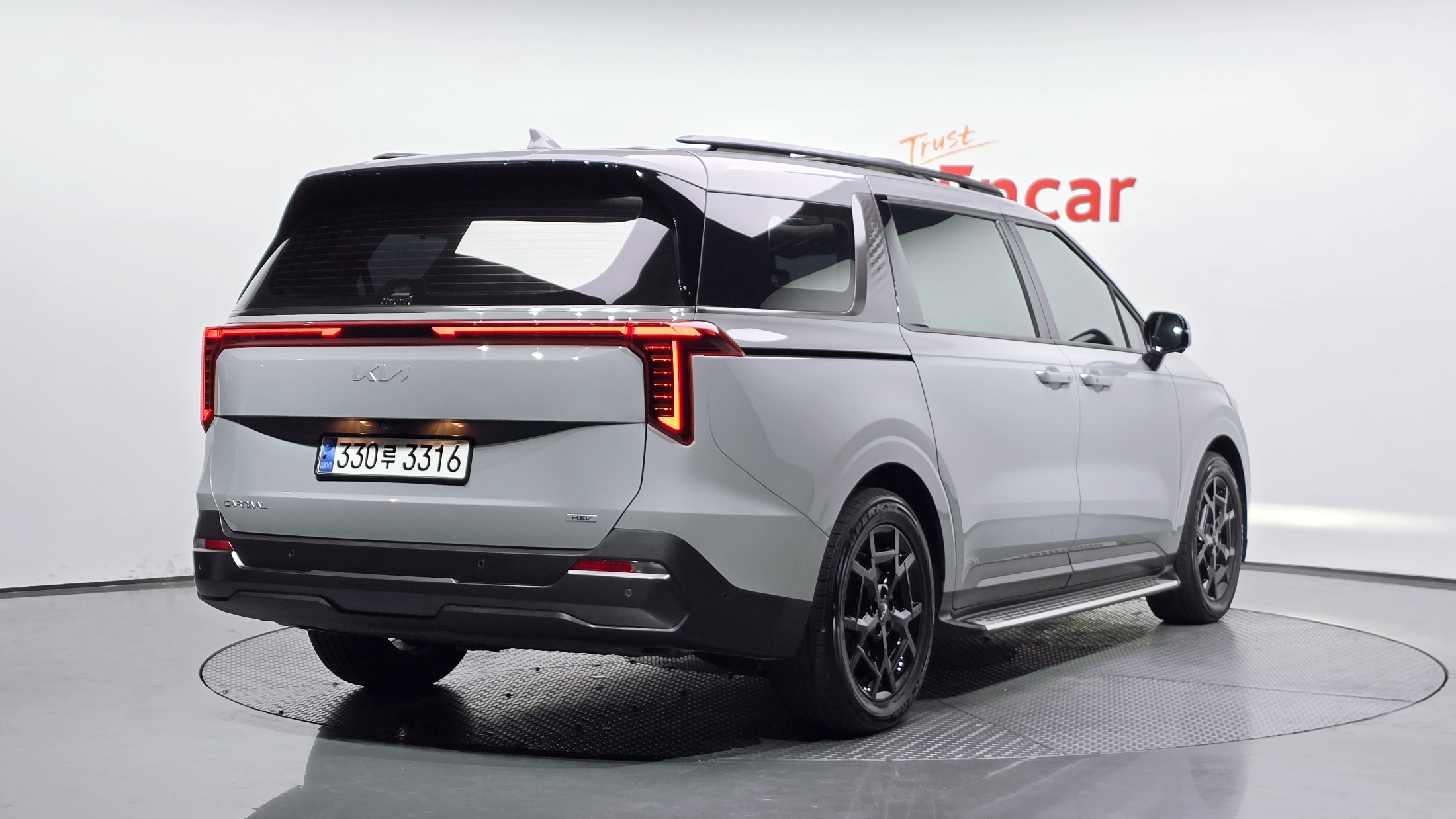 KIA CARNIVAL photo 2