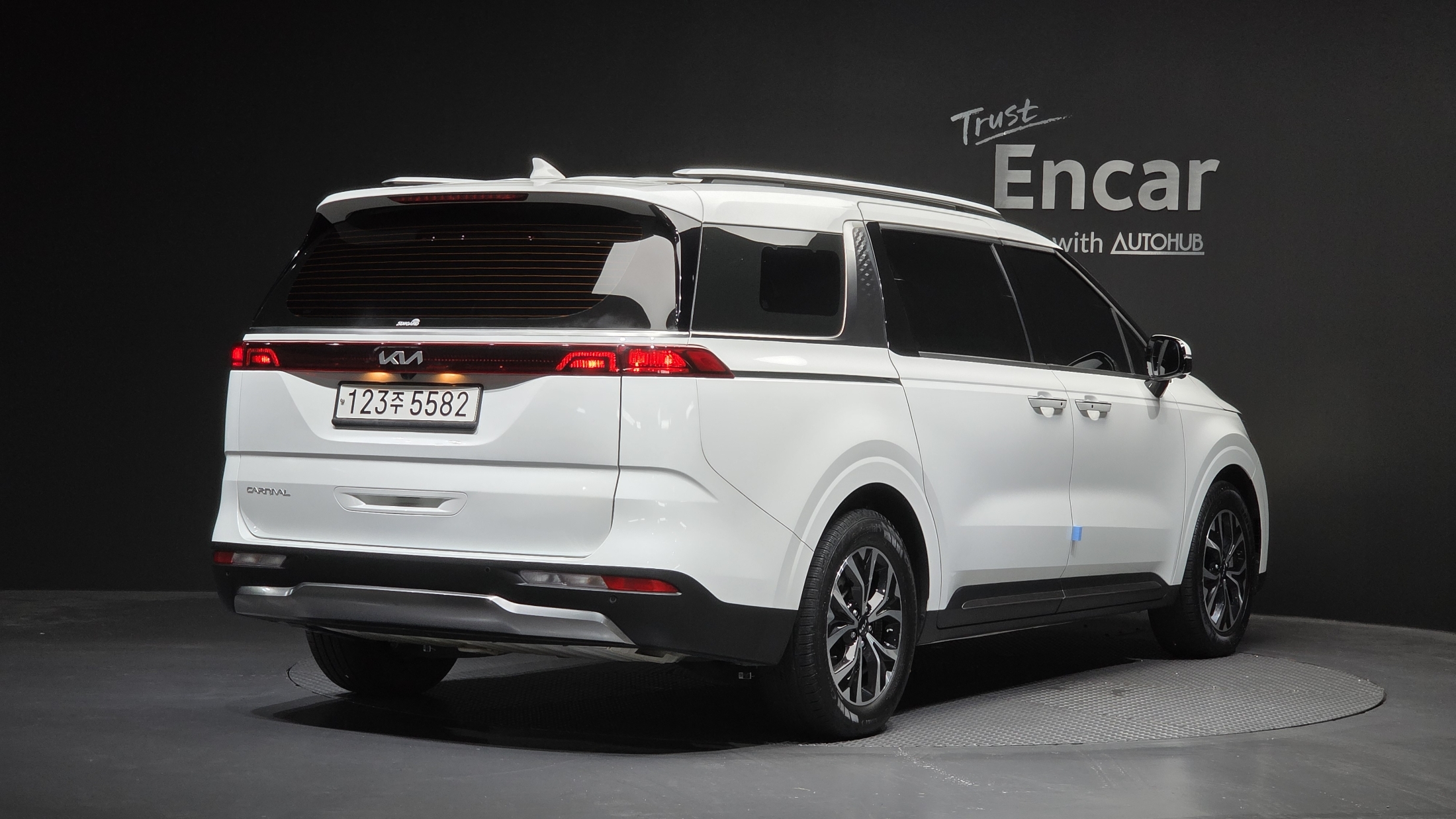 KIA CARNIVAL photo 2