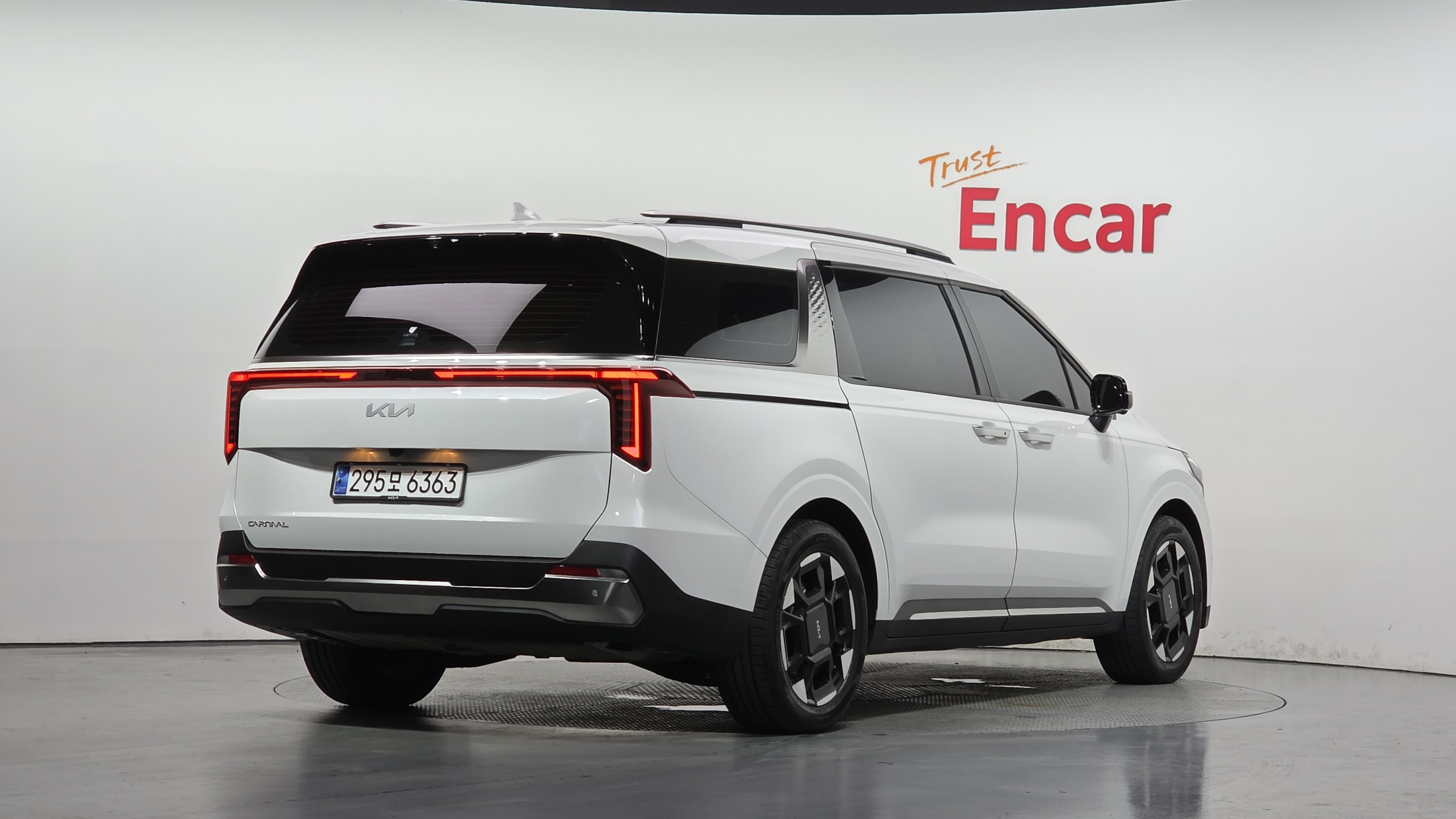 KIA CARNIVAL photo 2