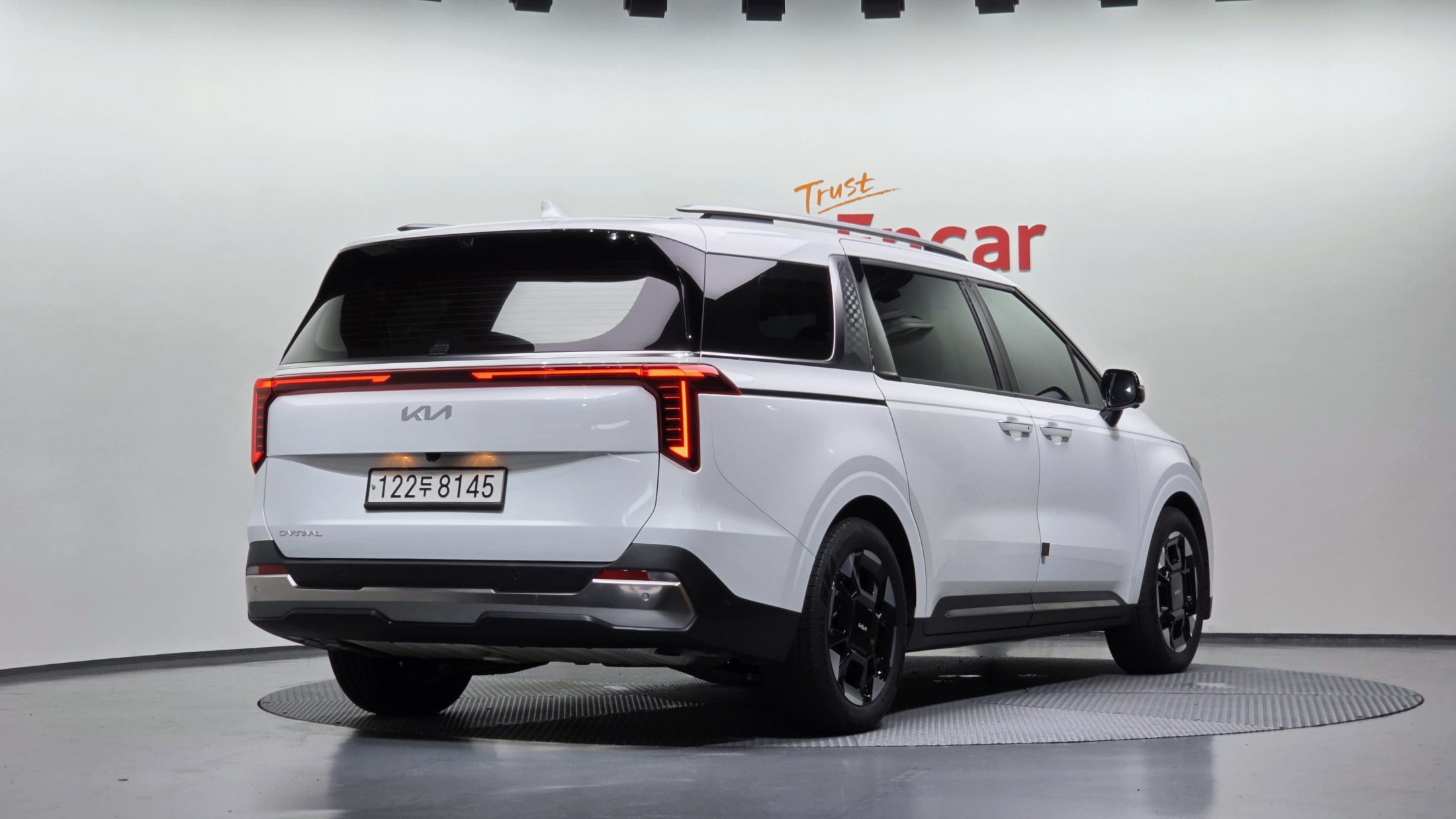 KIA CARNIVAL photo 2