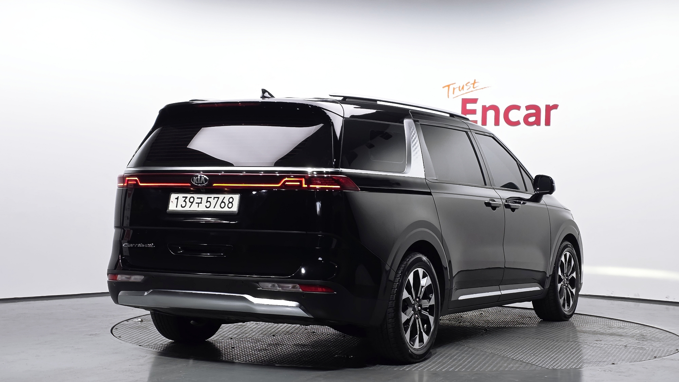 KIA CARNIVAL photo 2