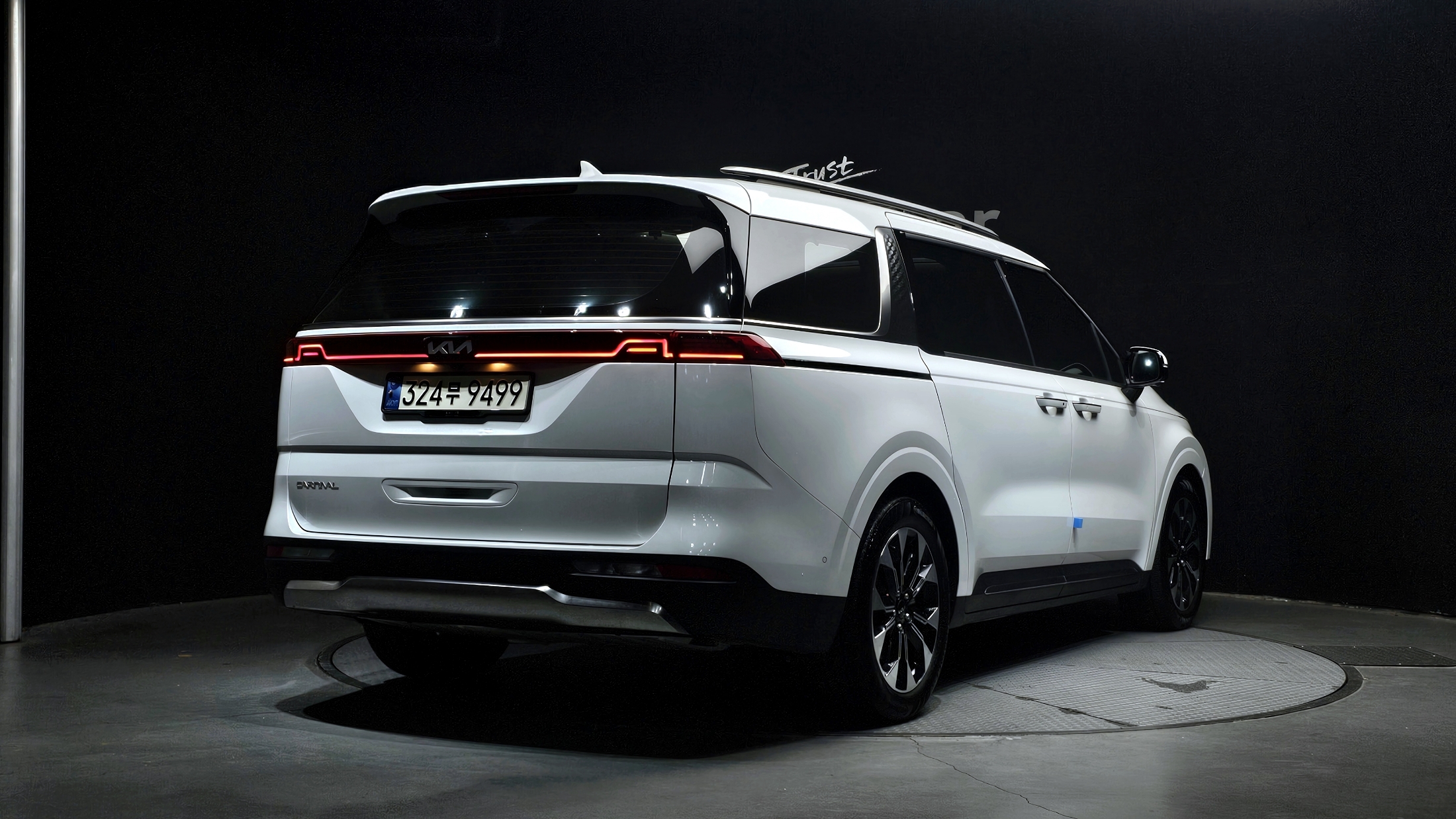 KIA CARNIVAL photo 2