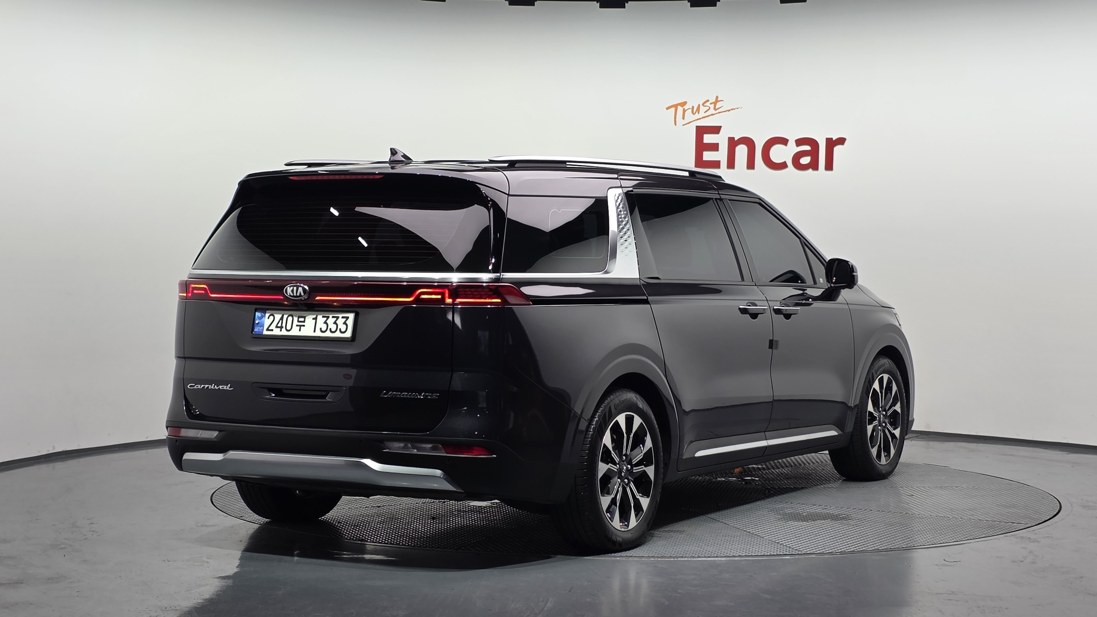 KIA CARNIVAL photo 2