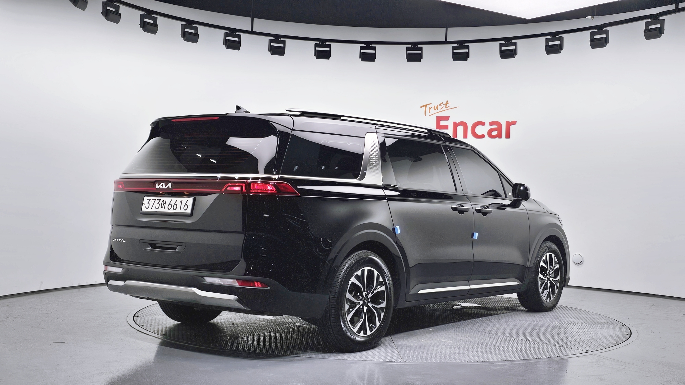 KIA CARNIVAL photo 2