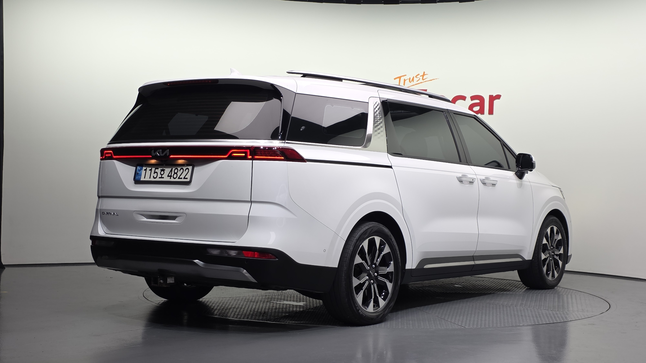 KIA CARNIVAL photo 2