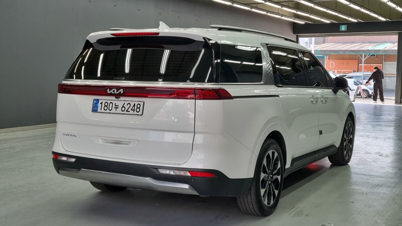 KIA CARNIVAL photo 2