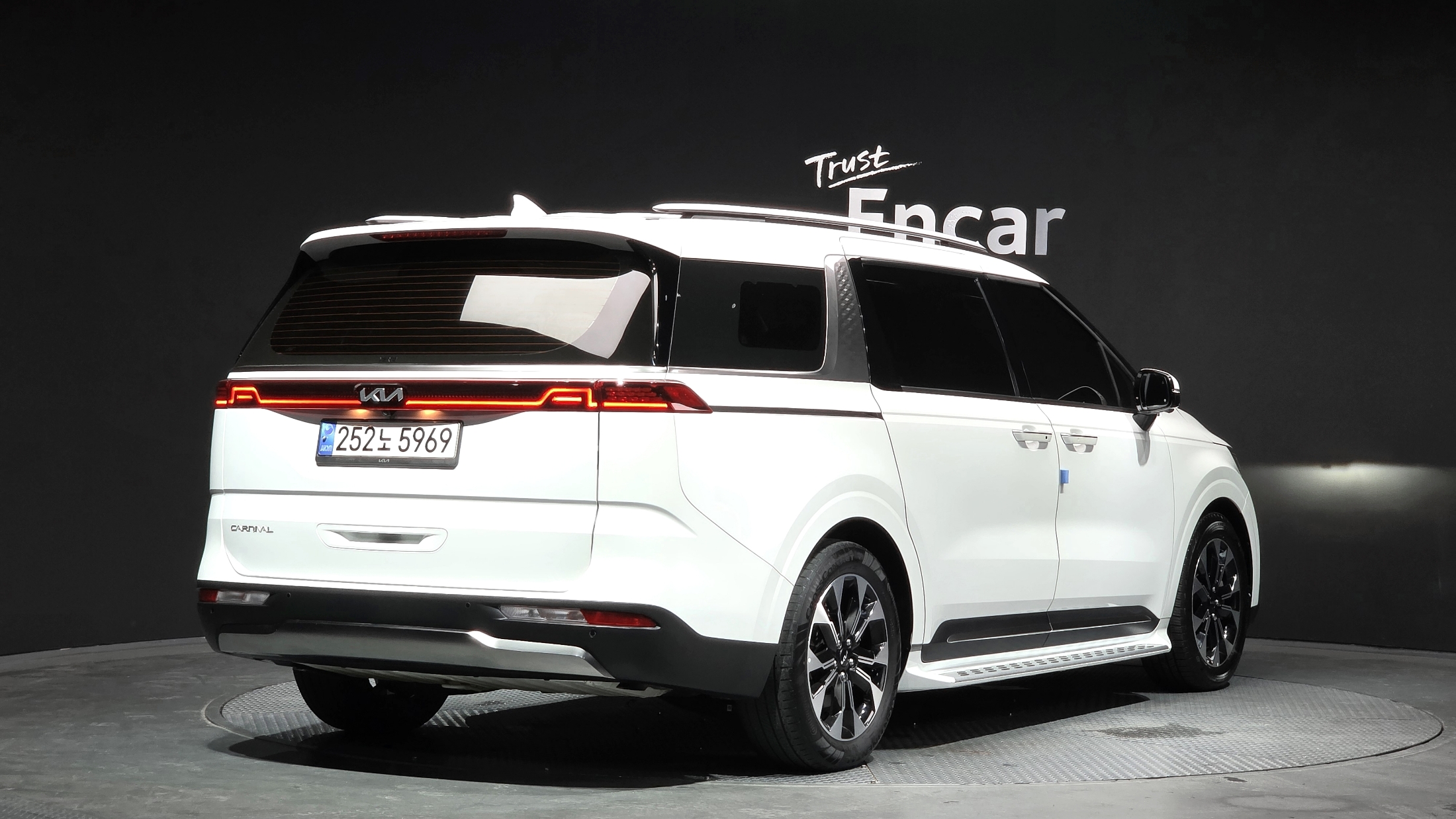 KIA CARNIVAL photo 2