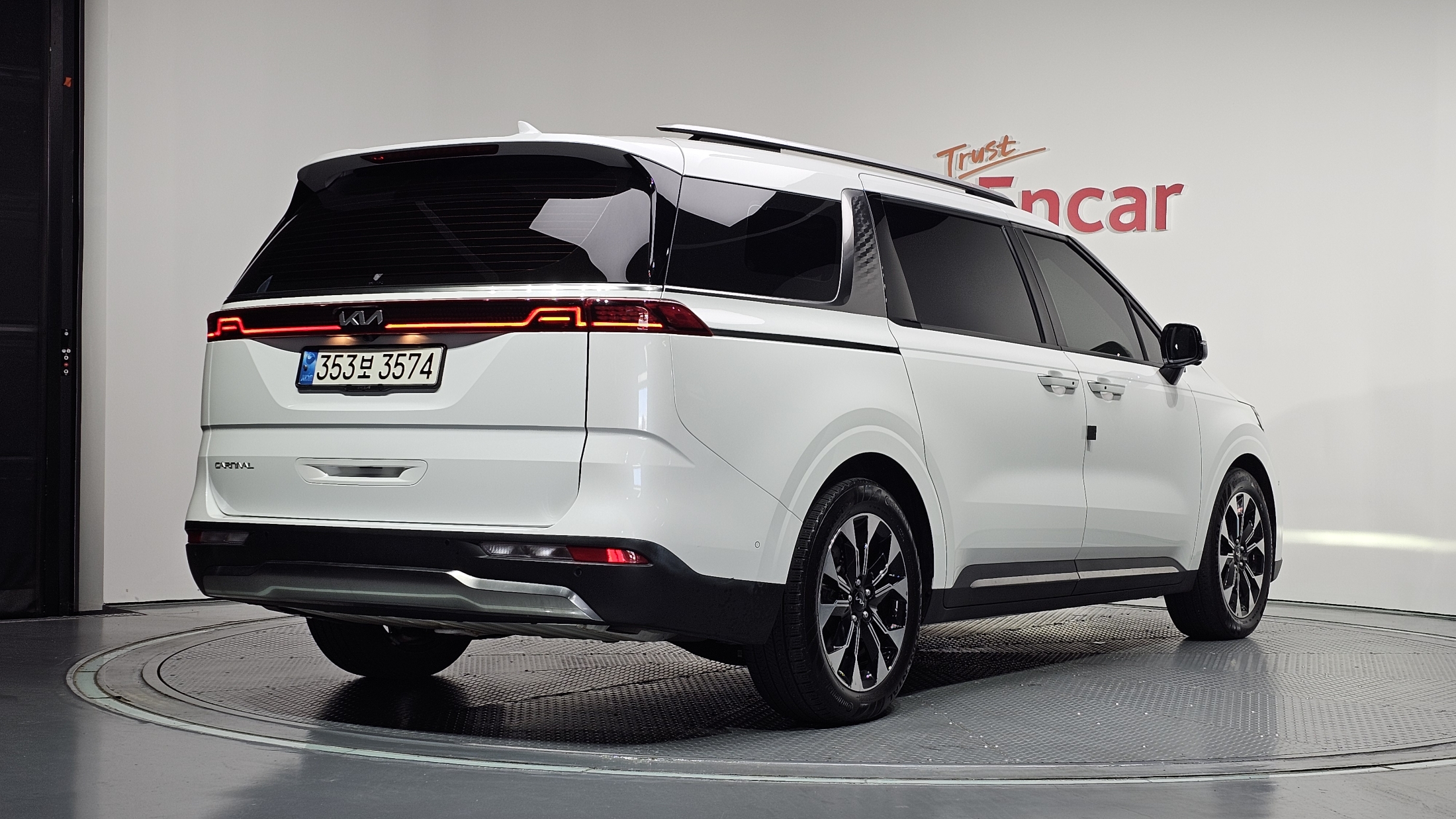 KIA CARNIVAL photo 2