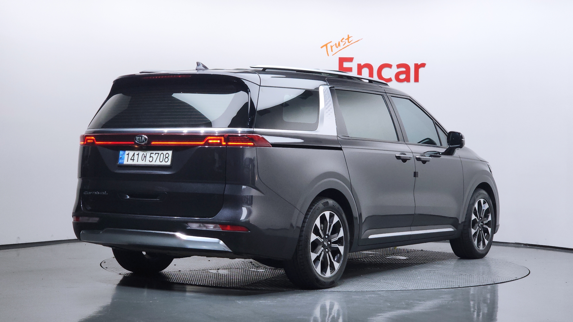KIA CARNIVAL photo 2