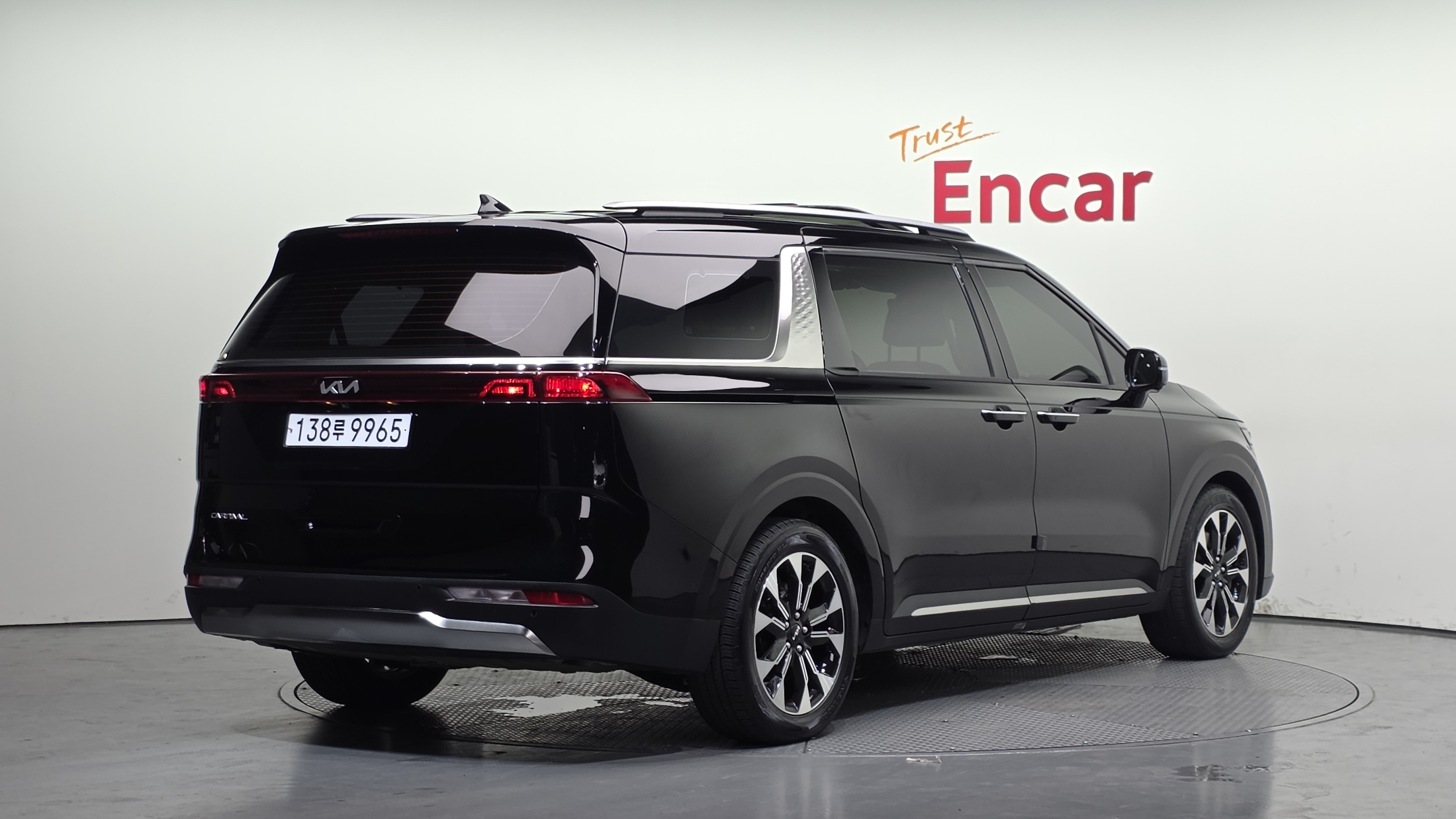 KIA CARNIVAL photo 2