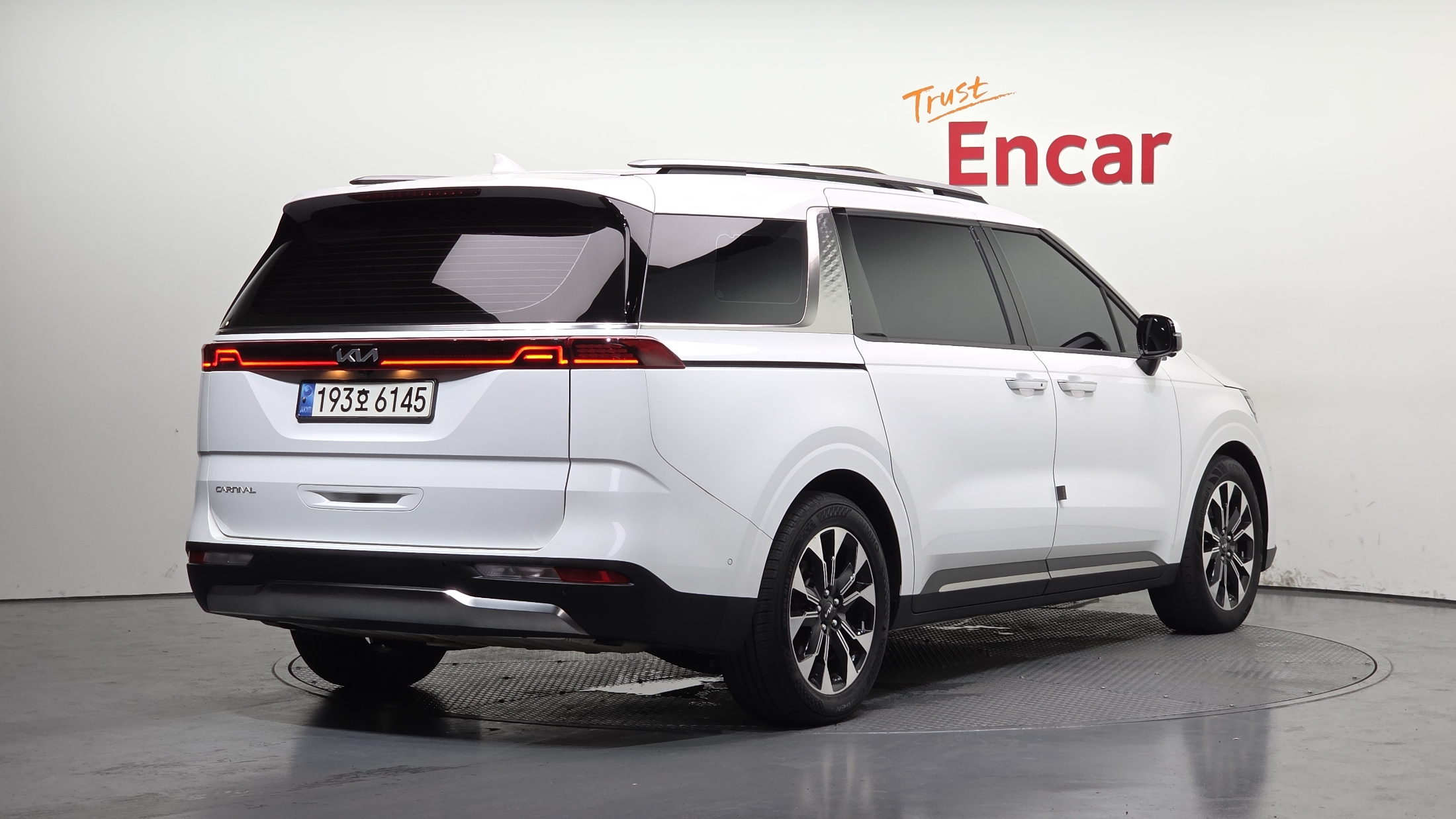 KIA CARNIVAL photo 2