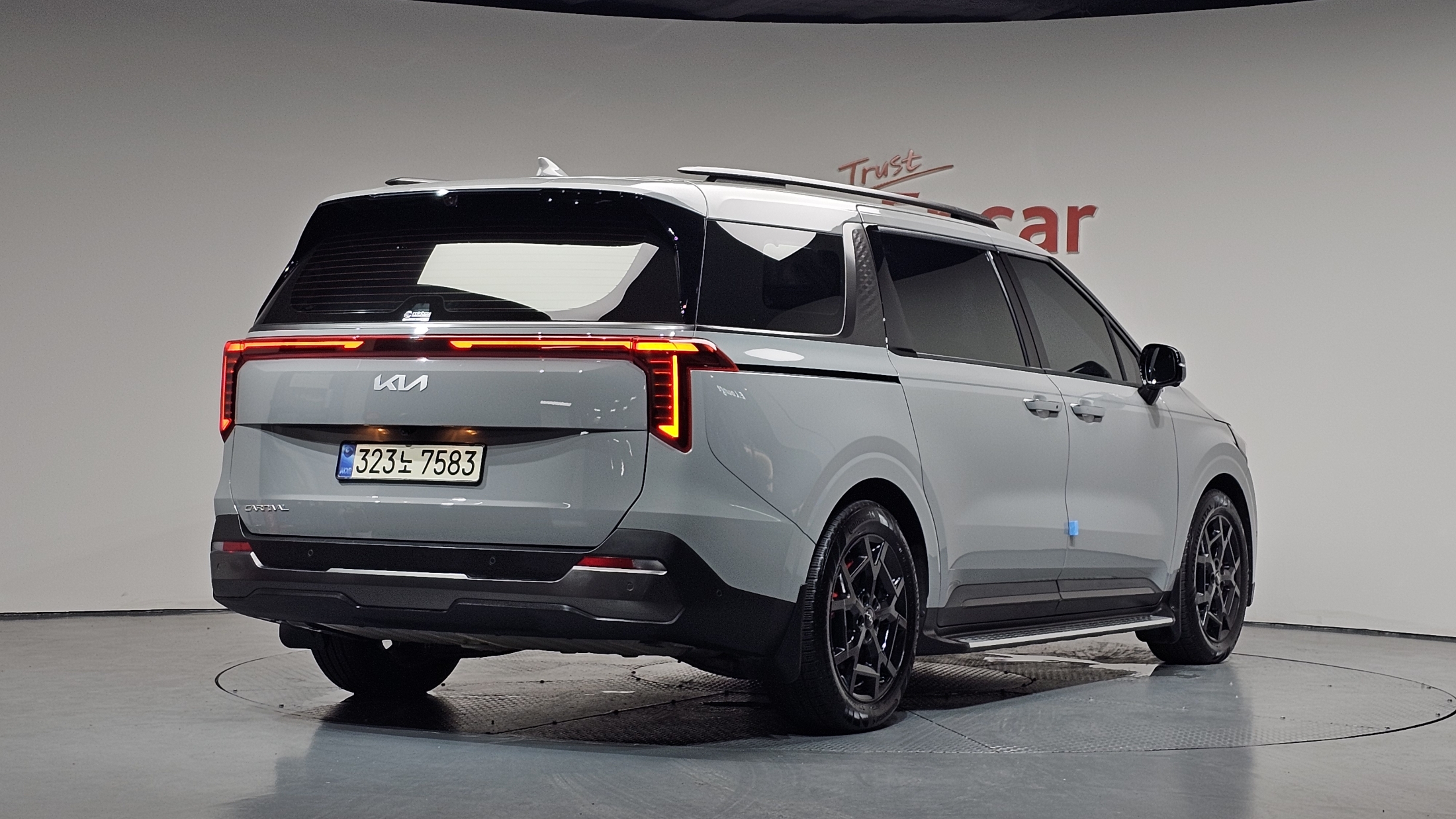 KIA CARNIVAL photo 2