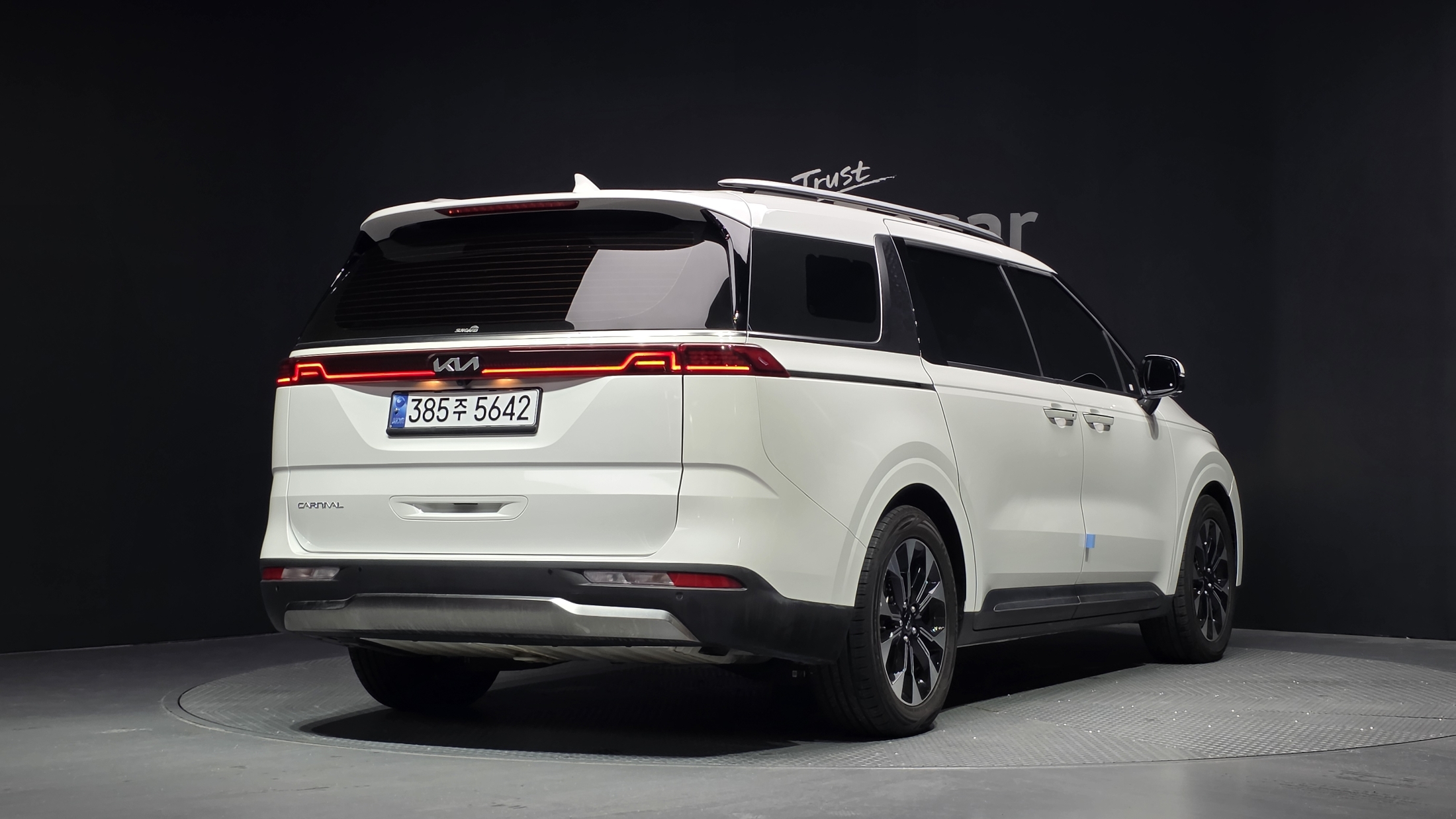 KIA CARNIVAL photo 2