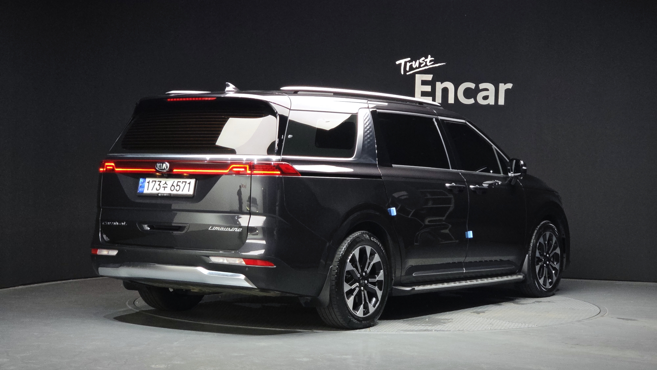 KIA CARNIVAL photo 2
