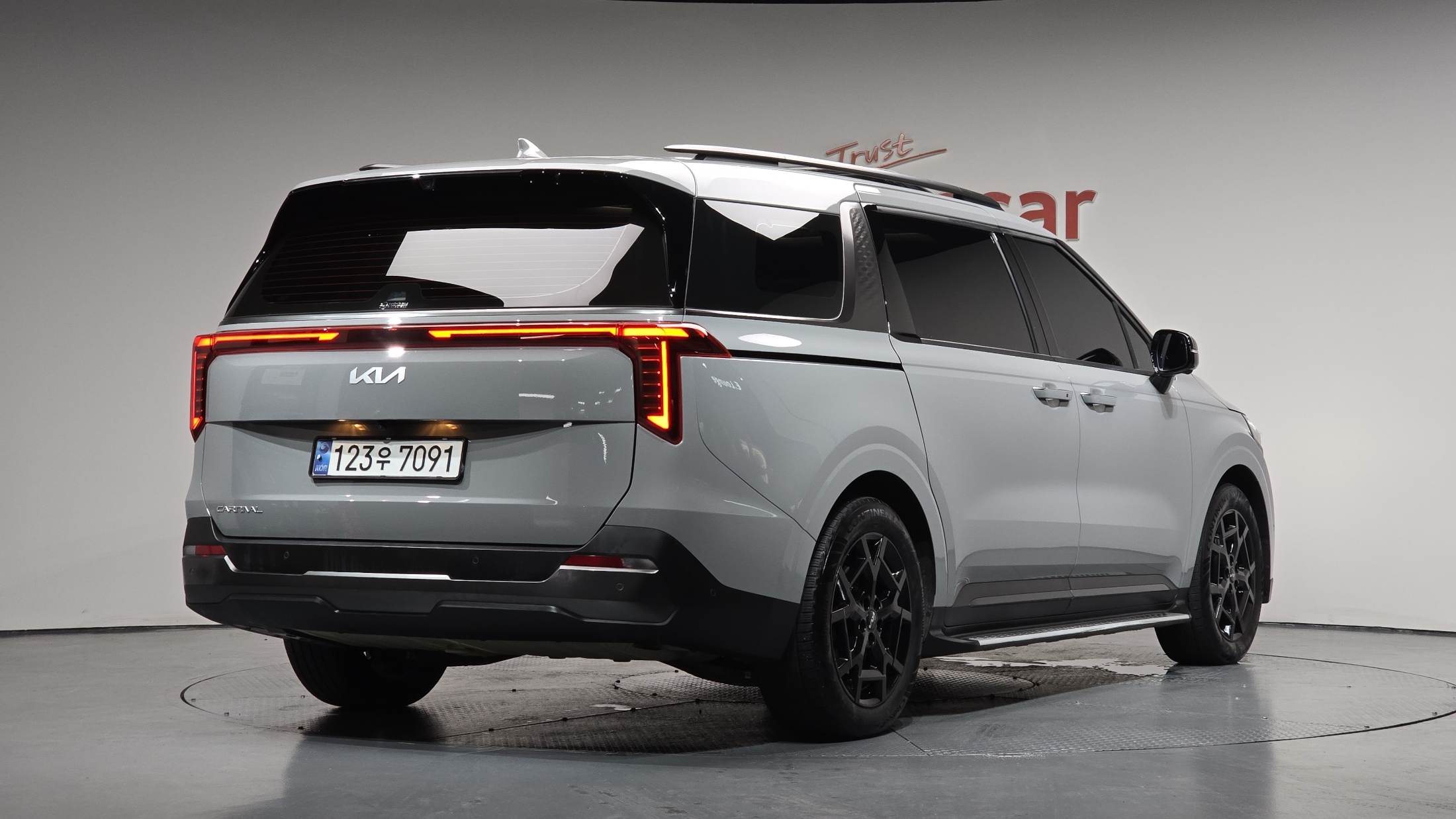 KIA CARNIVAL photo 2