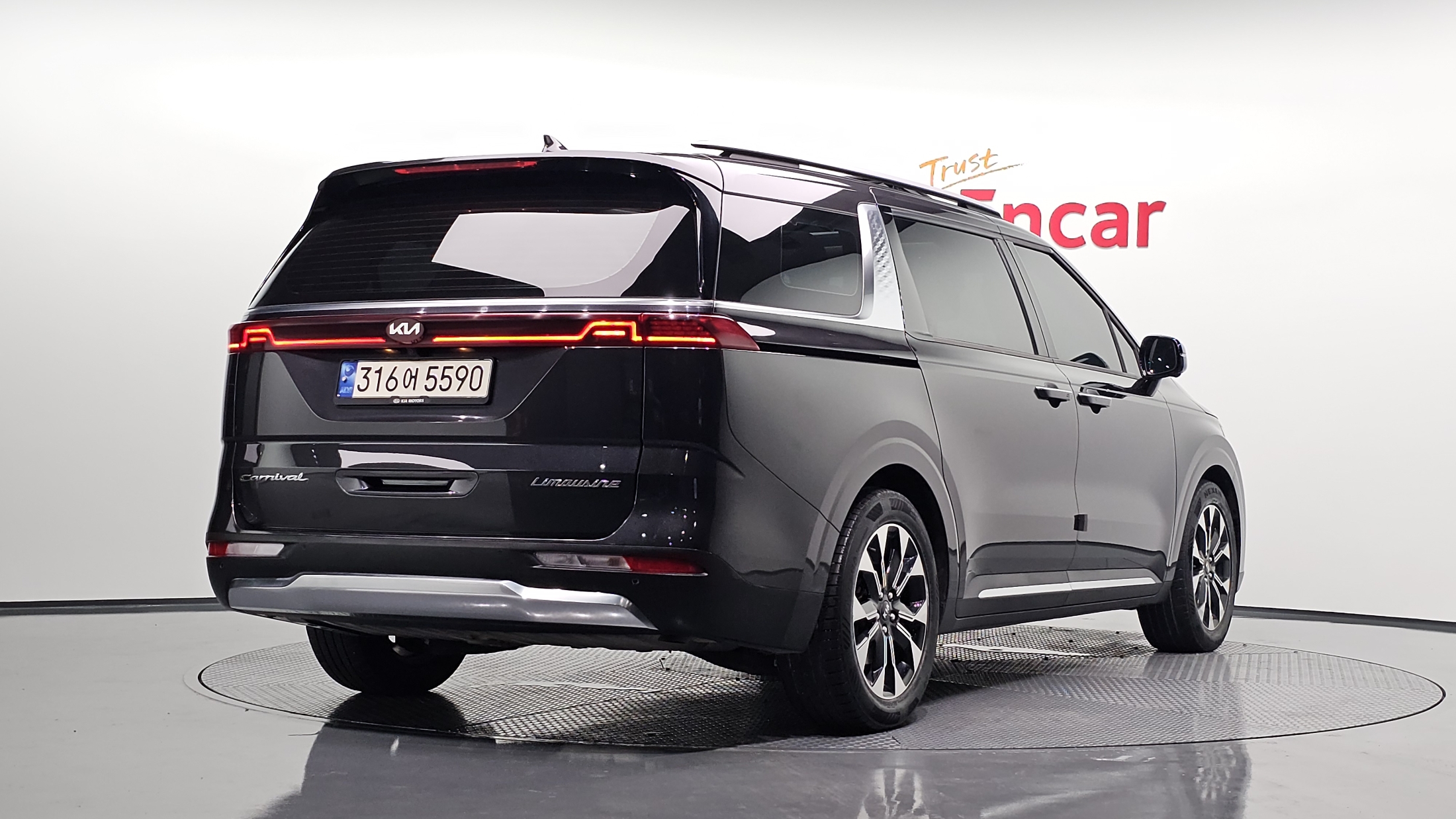 KIA CARNIVAL photo 2