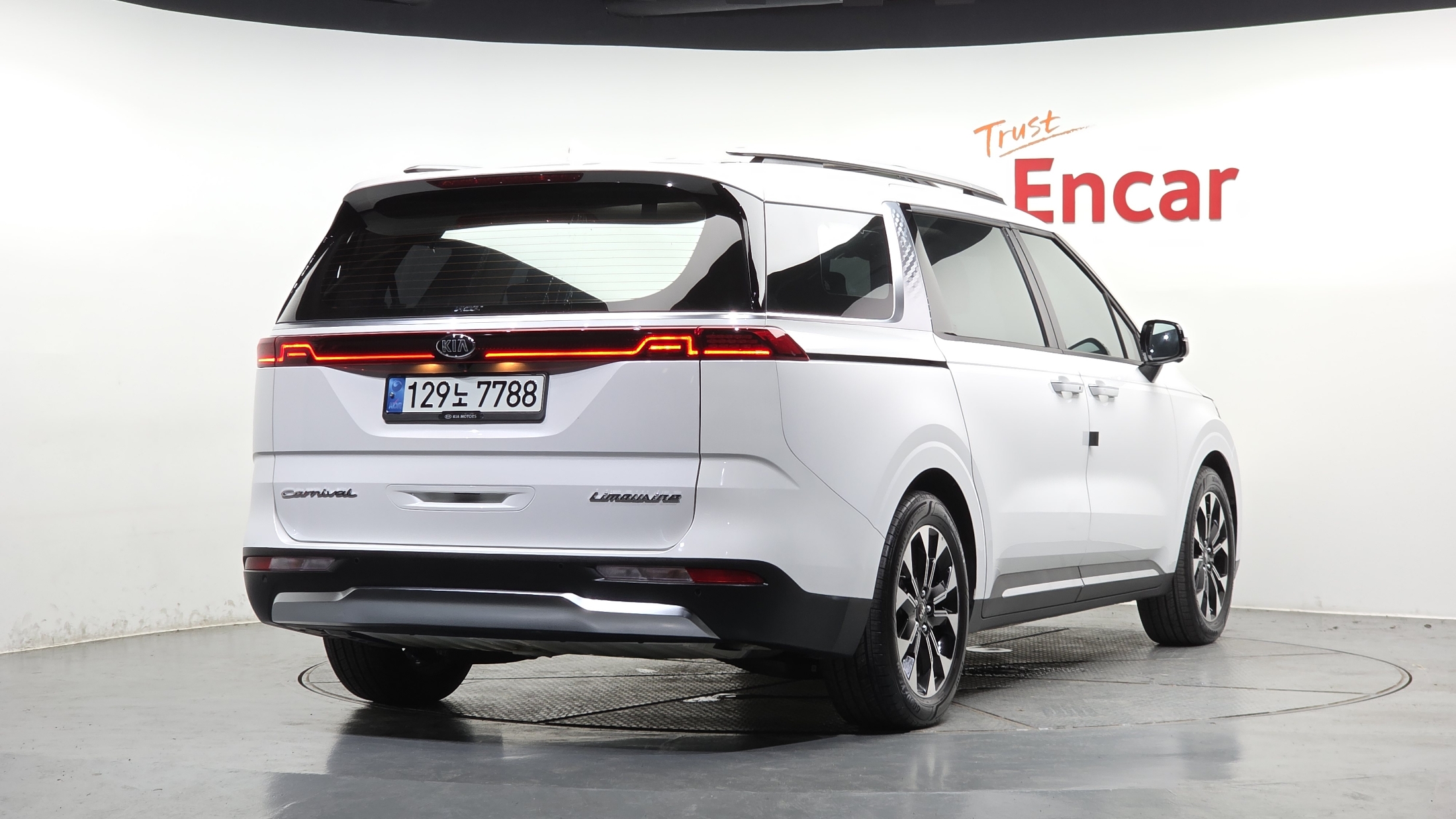 KIA CARNIVAL photo 2