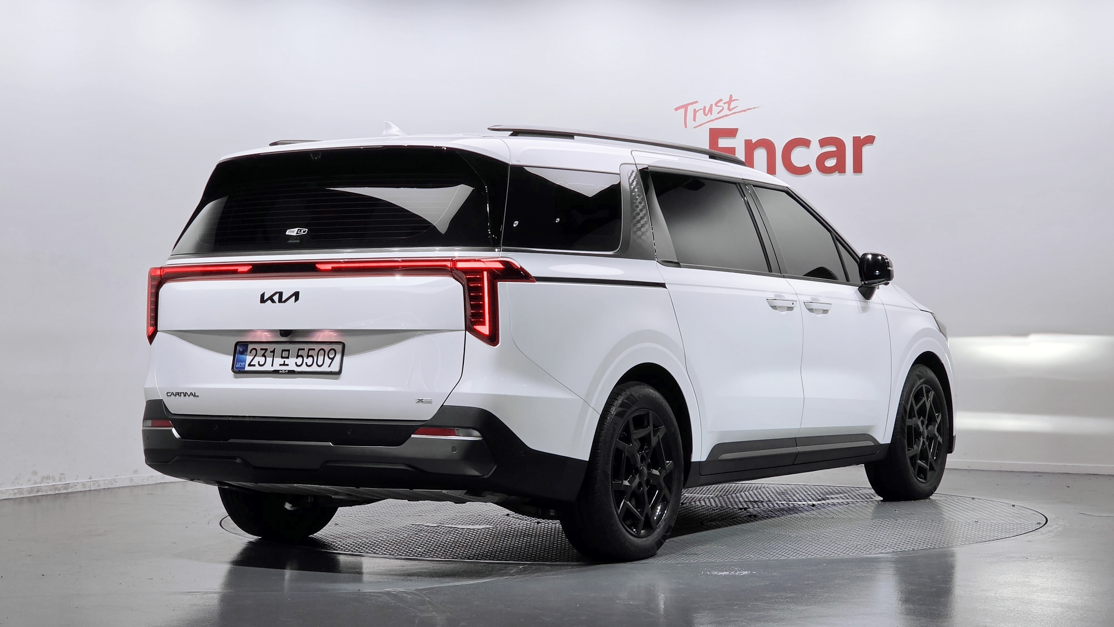 KIA CARNIVAL photo 2