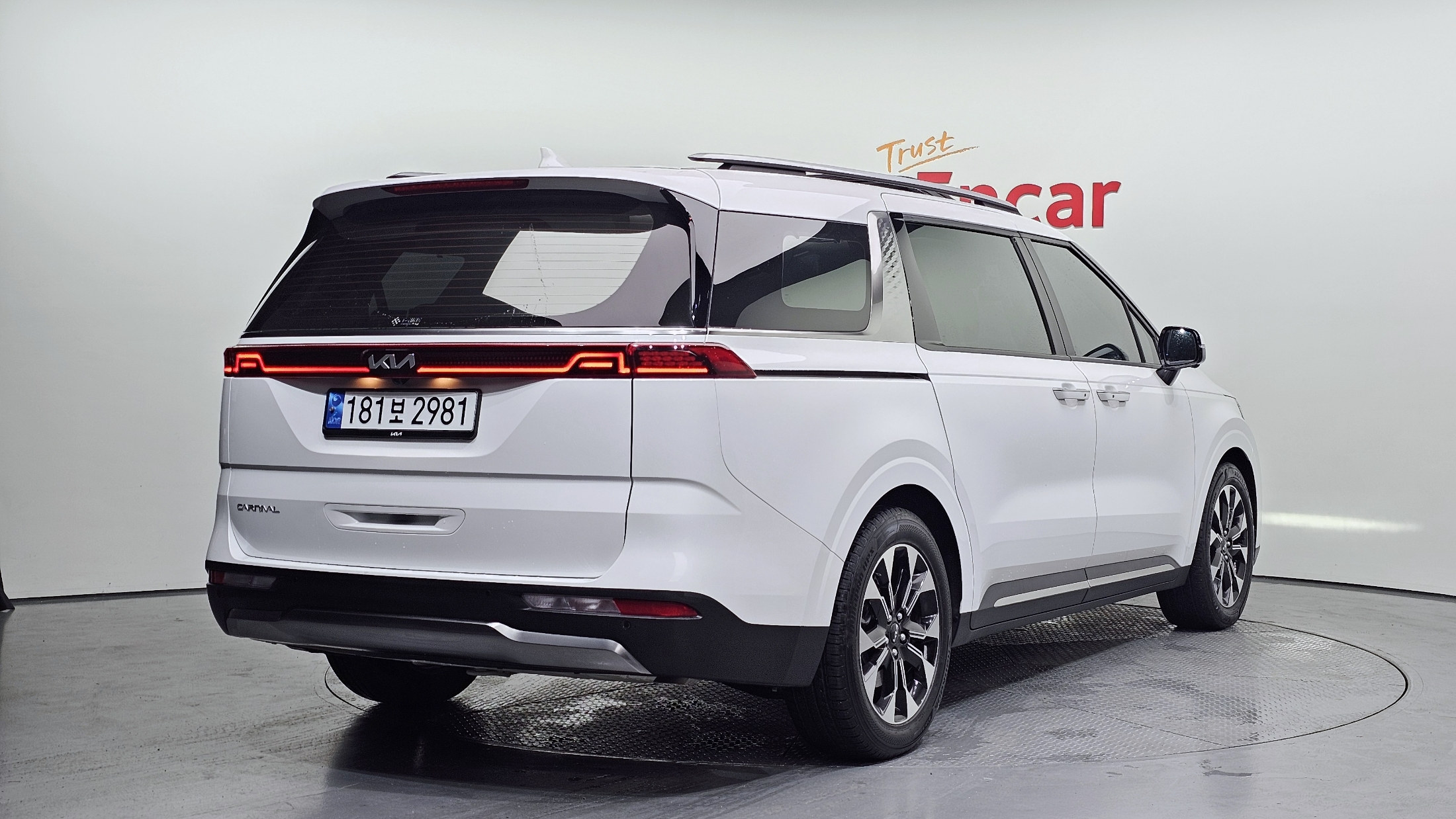 KIA CARNIVAL photo 2