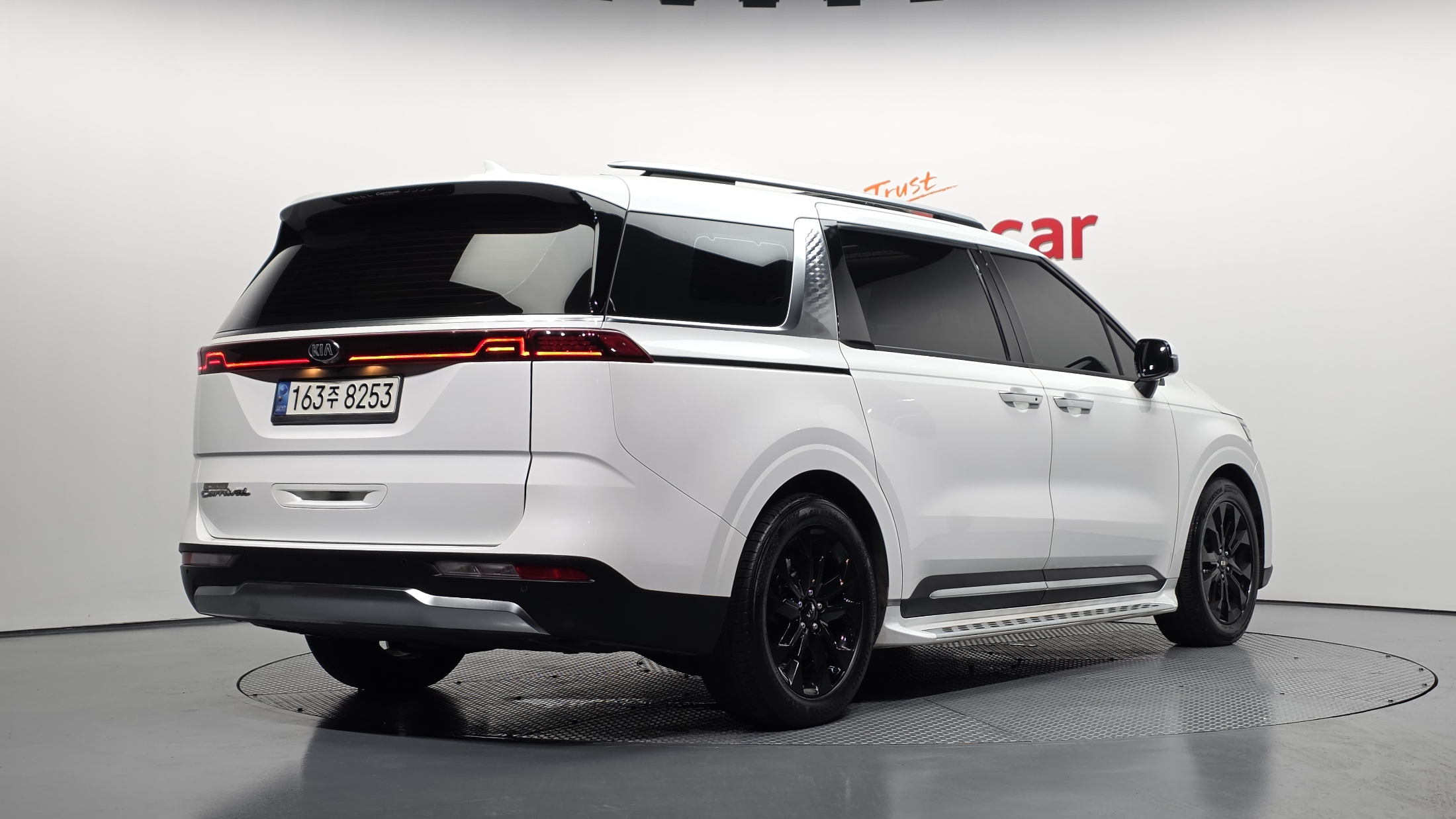 KIA CARNIVAL photo 2
