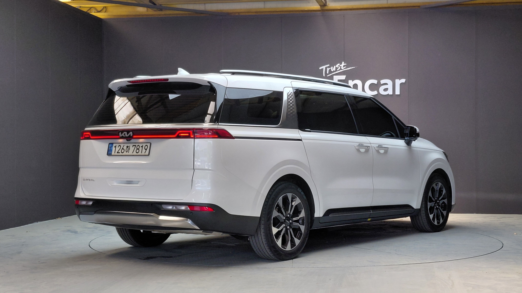 KIA CARNIVAL photo 3