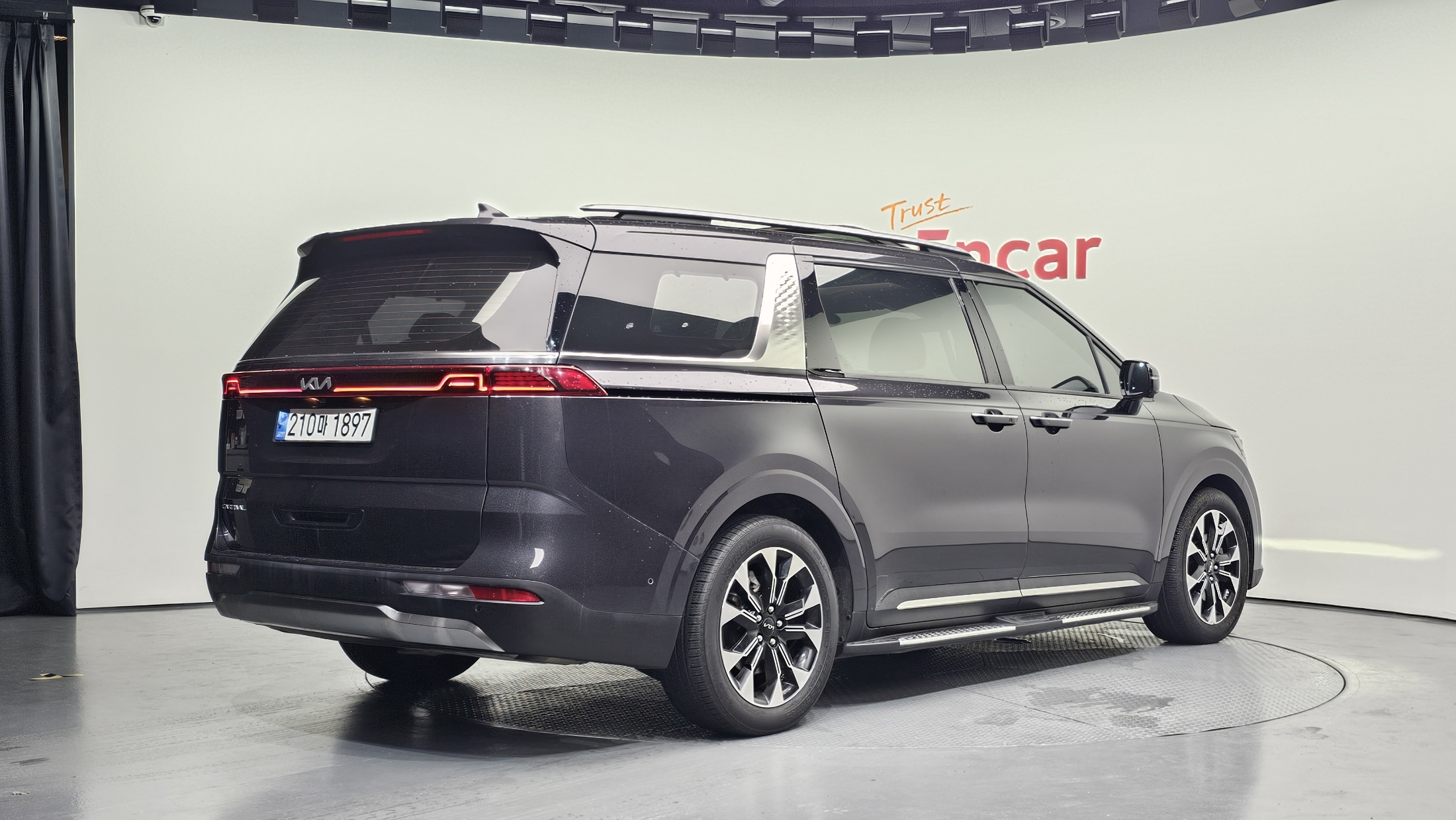 KIA CARNIVAL photo 2