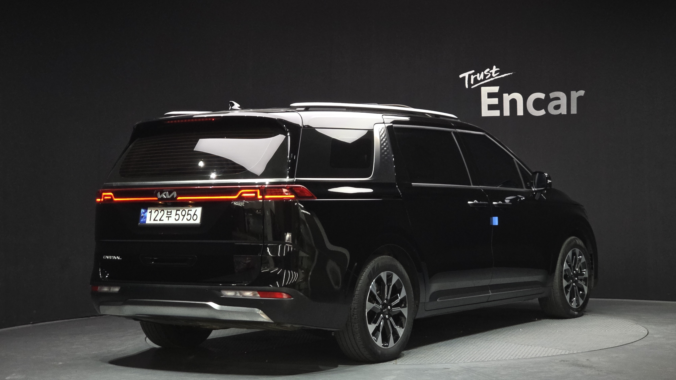 KIA CARNIVAL photo 2