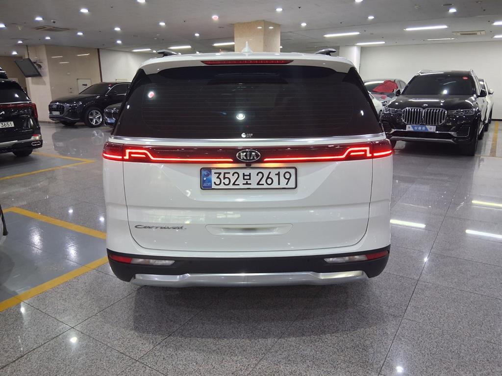 KIA CARNIVAL photo 3