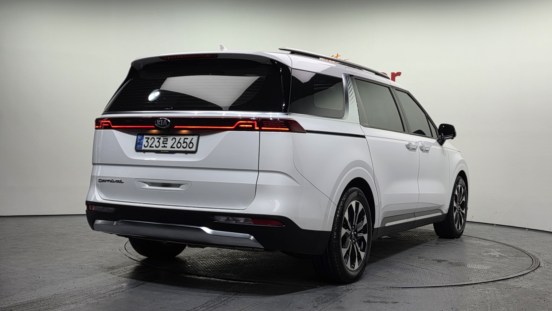 KIA CARNIVAL photo 2